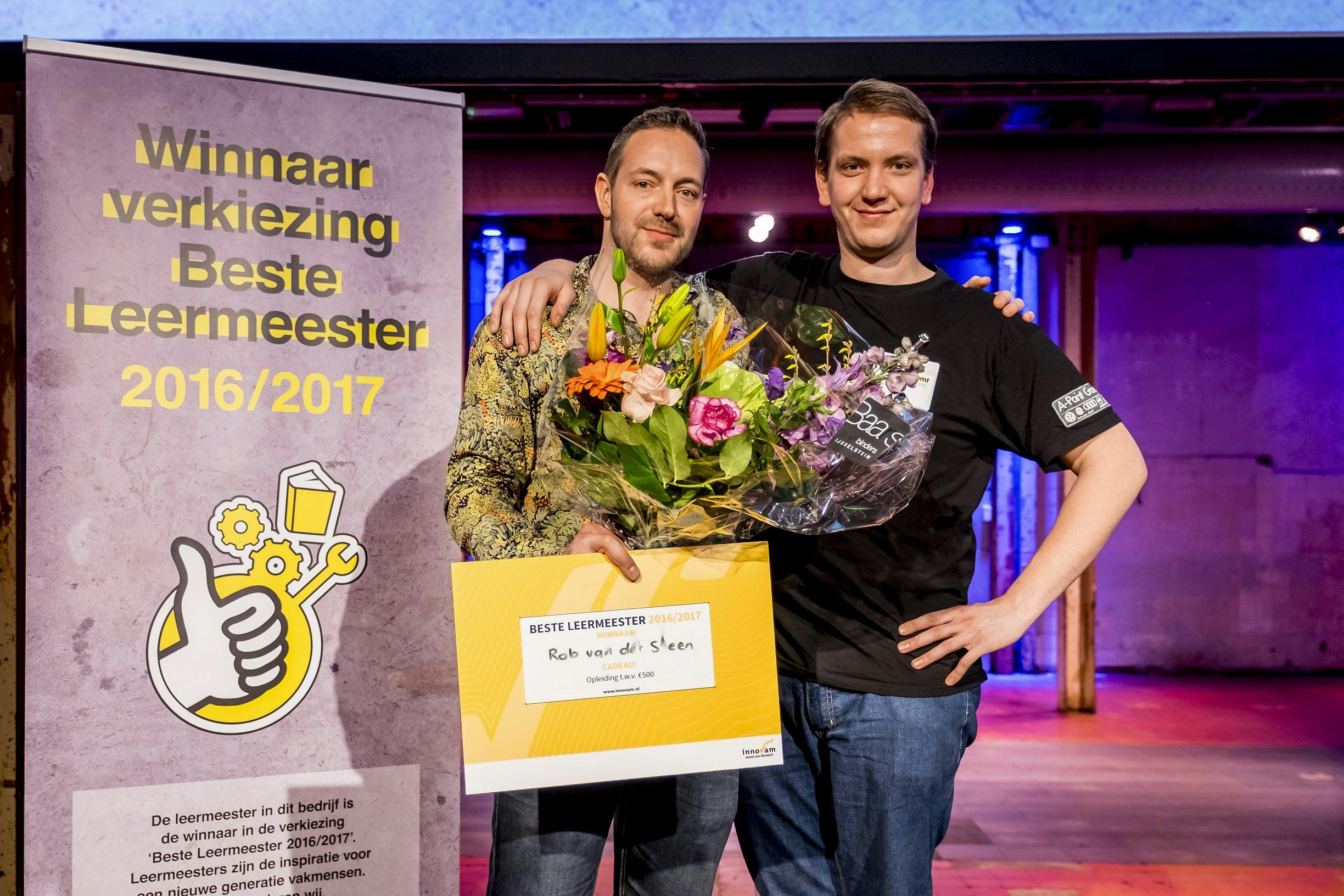 Winnaar Rob van der Steen (l) en zijn leerling Yuri Berghuis vieren de winst van de titel Beste Leermeester 2016/2017.