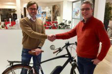 Na ruim 65 jaar is Van Vliet Tweewielers in Hoorn overgenomen door Leon Slijkerman, eigenaar van De Fietsenmaker (rechts op de foto). 