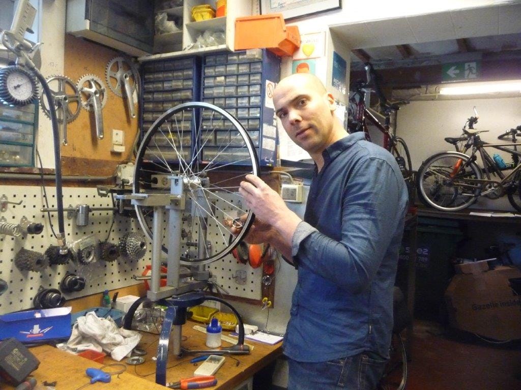 Tom Hermans, van Fietsen Hermans, werd vorige maand door de FOD Economie als eerste en enige fietsenmaker officieel erkend als Ambachtsman. Foto Fietsen Hermans