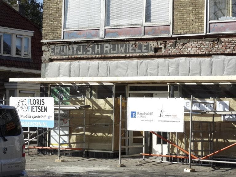In het nieuwe pand van Floris Fietsen zat heel vroeger ook een rijwielhandel. De oude letters zeggen: Gerijdt J.S.H. Rijwielen. Foto: NDC, Marcel Hollander
