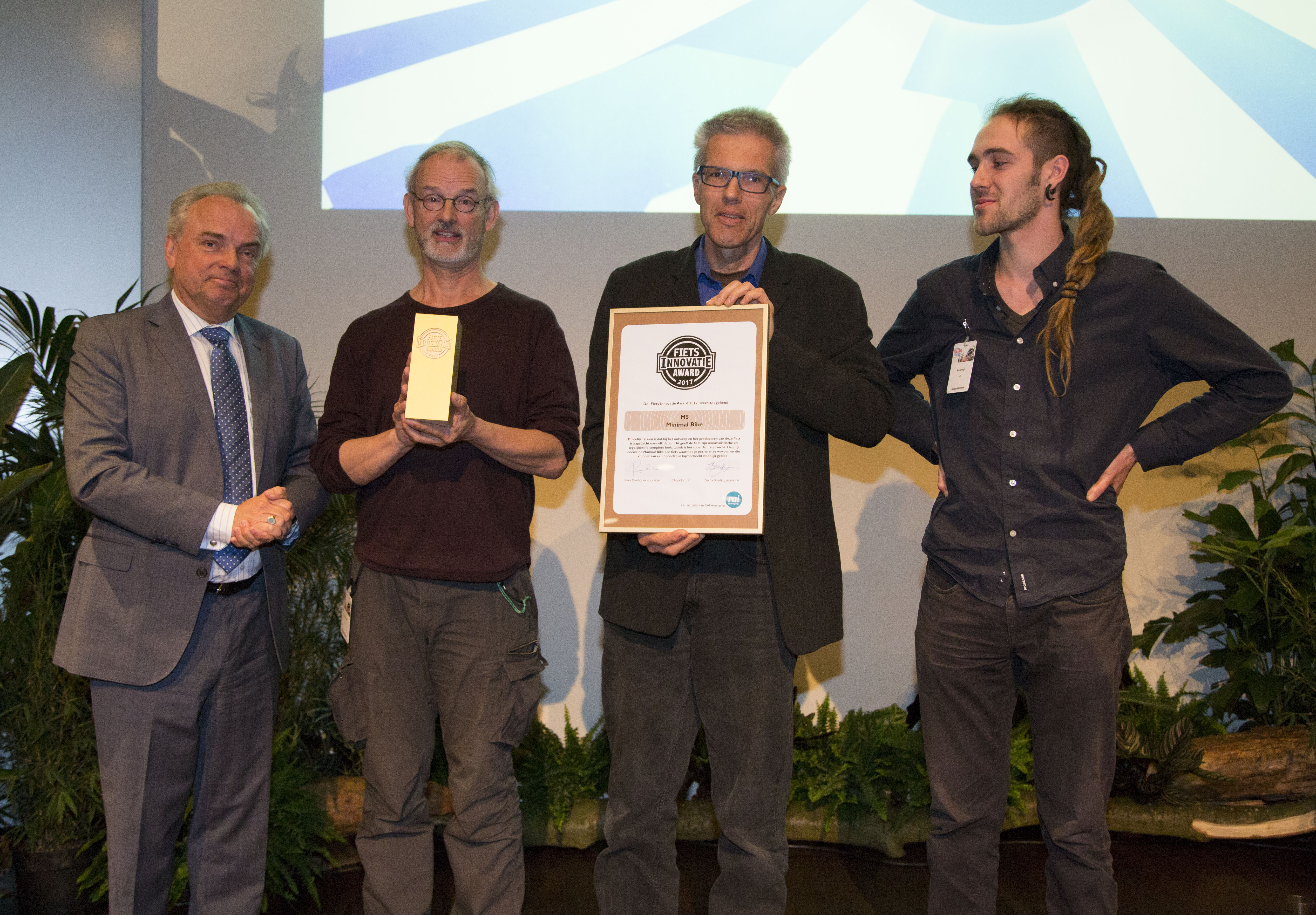 Fiets Innovatie award voor de Minimal Bike door M5, Aart Roelandt (links) en Bram Moens (midden). Foto Jan-Willem Schouten