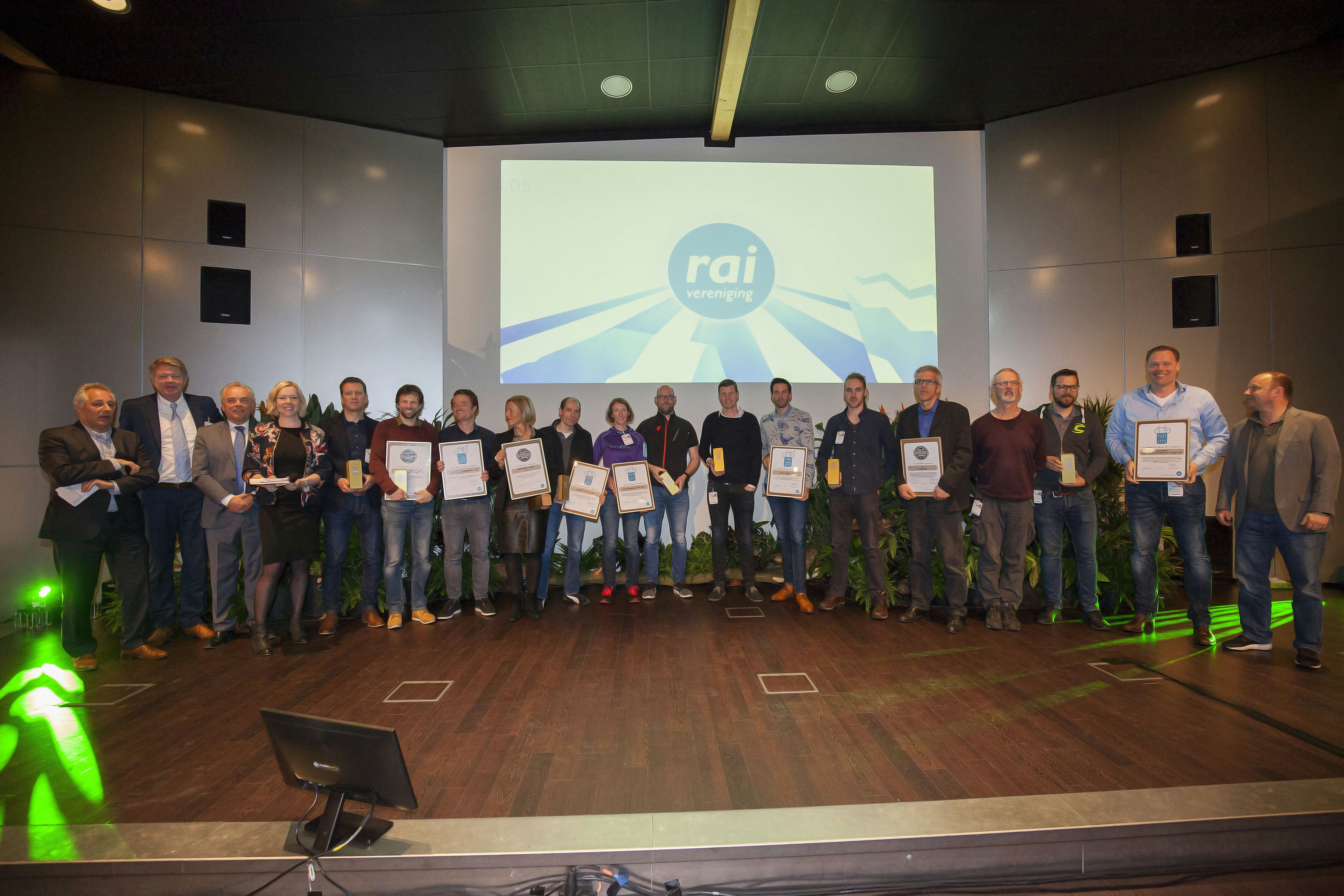 Alle winnaars van de Fiets awards op het podium. De Fiets awards worden georganiseerd door RAI Vereniging en werden uitgereikt tijdens het Tweewieler Retail Trends congres. Foto Jan-Willem Schouten