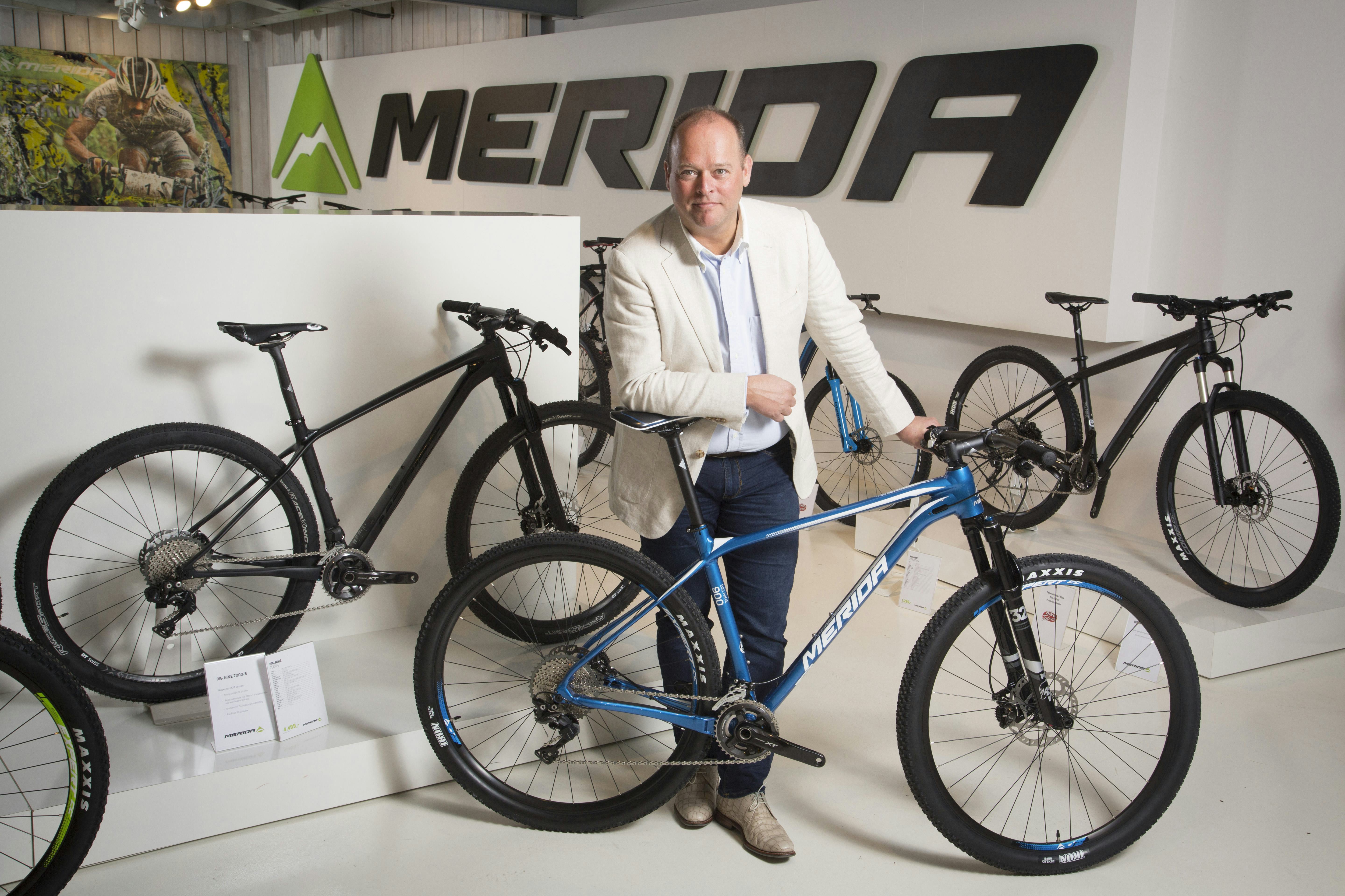 In de afgelopen 20 jaar zag Peter Koperdraad het product veranderen: “De fiets is veel technischer geworden, voor ieder type fietser is een model verkrijgbaar." Foto Koos Groenewold