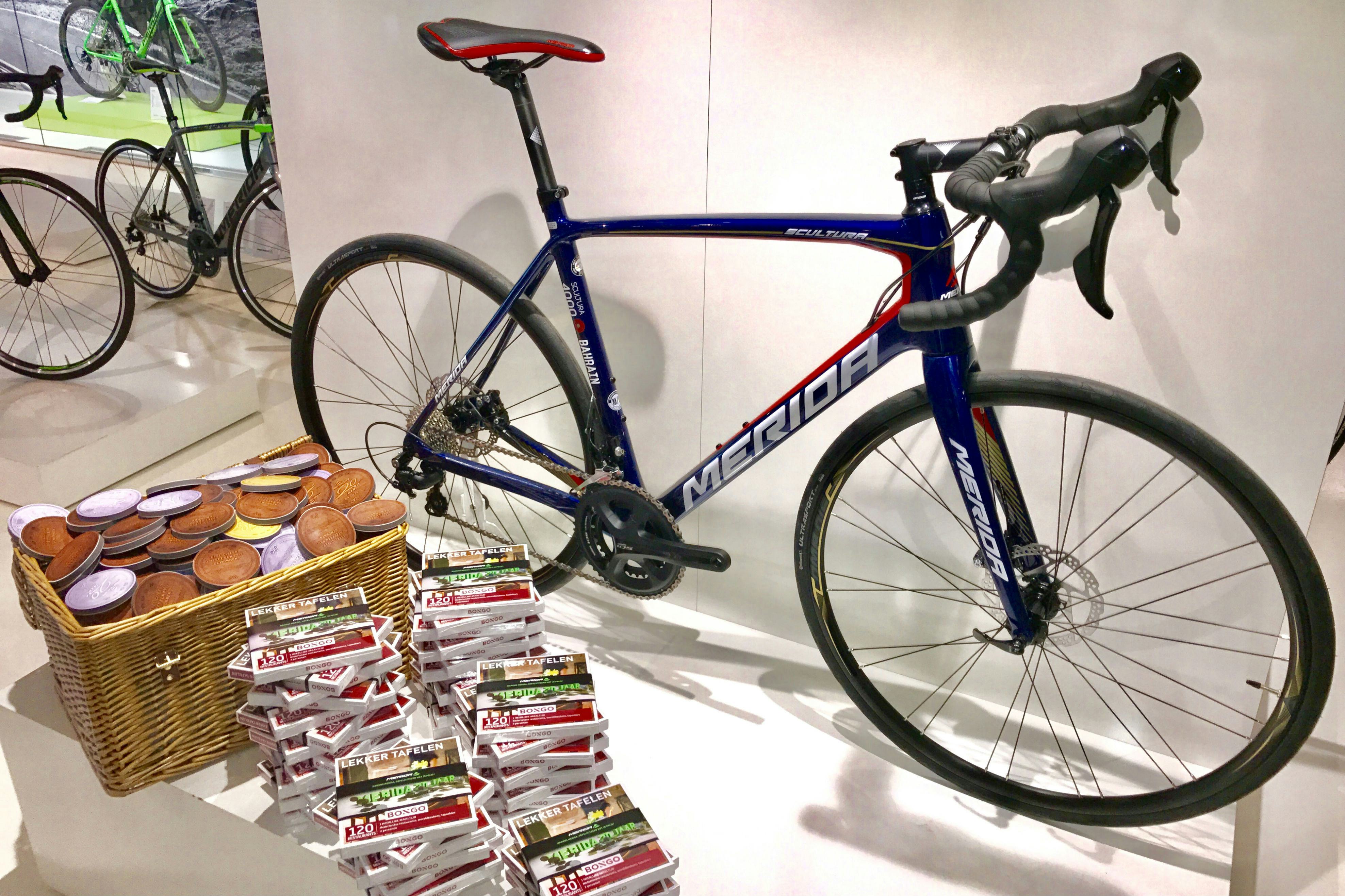 Het is voor dealers belangrijk om de komende tijd extra goed in de fietsdozen te kijken om te kijken of er een medaille in zit. Foto Merida Benelux