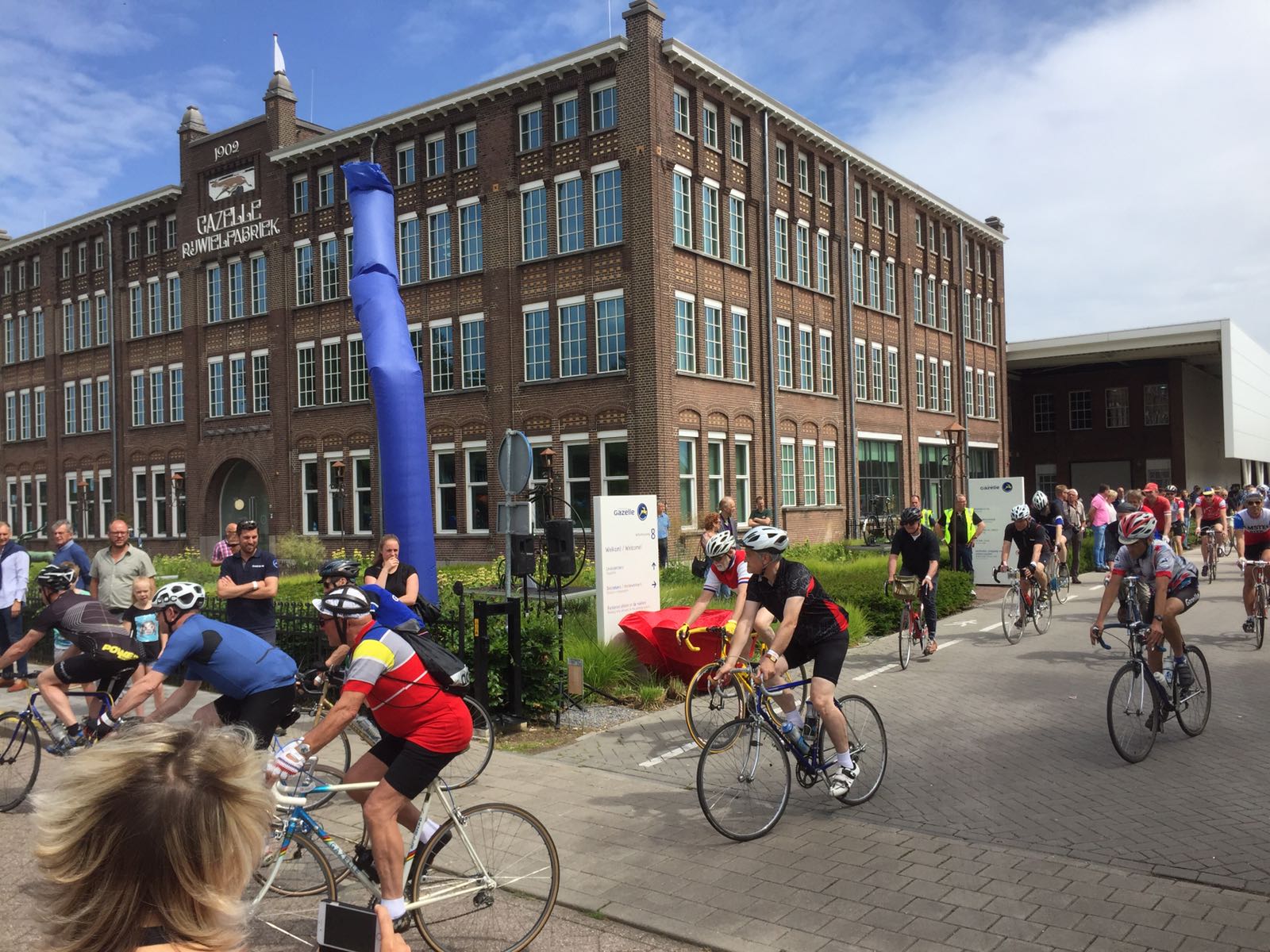 Samen met een paar honderd retrofietsers heeft Gazelle op 10 juni 2017 in Dieren de langste parade met klassieke fietsen ooit georganiseerd, goed voor een nieuw Guinness World Record. Foto Gazelle