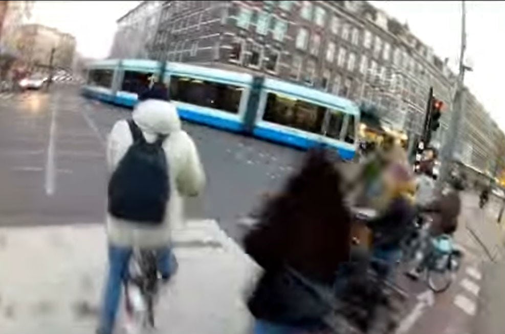 De eerste video geeft een inkijkje in hoe je (niet) met een speed pedelec door de stad moet fietsen.