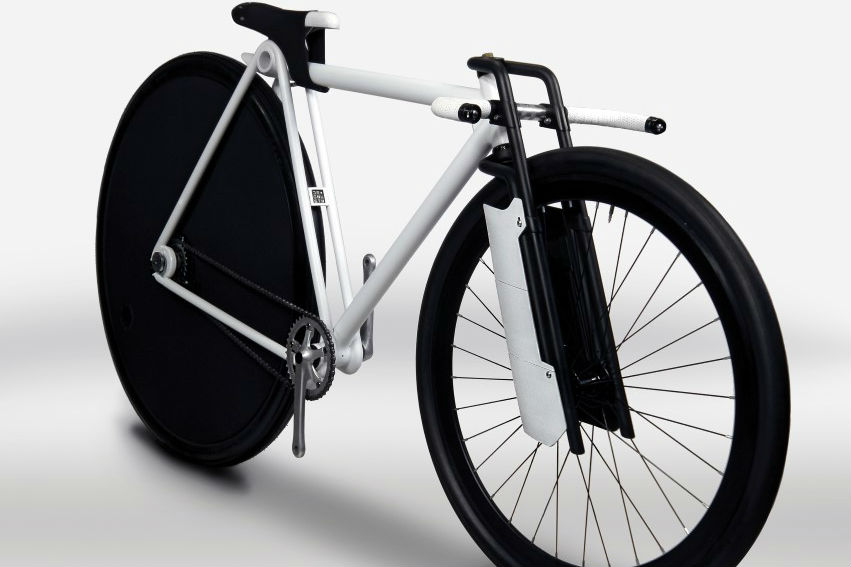 De Postale, een prototype ontworpen door Paolo de Giusti, brengt de snelle en offensieve rijstijl van de wielerbaan naar de rijbaan.  Foto Cube Design Museum