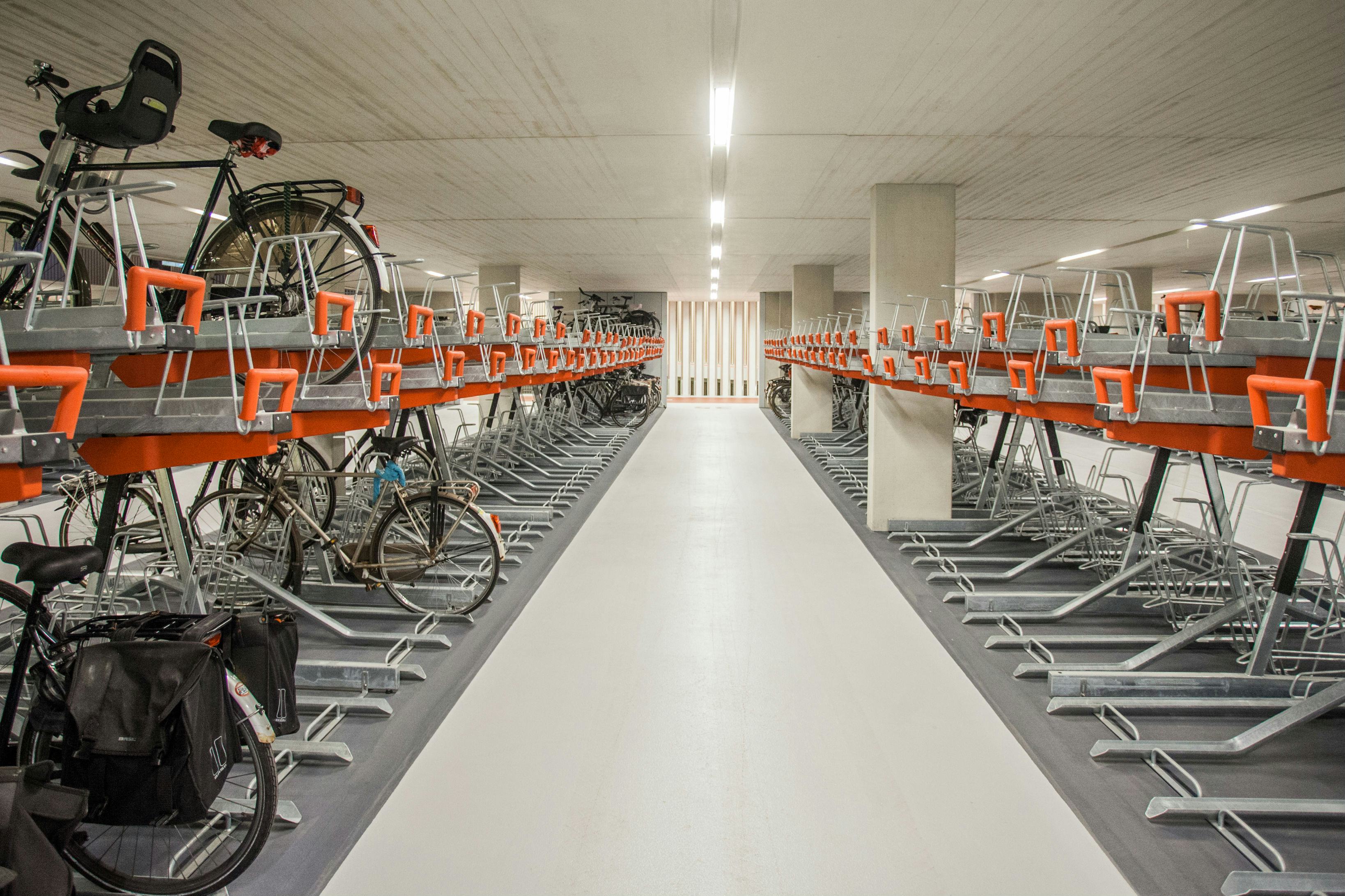 Het interieur van ondergrondse fietsenstalling aan de Jaarbeurskant van het Centraal Station. Foto ANP Sem van der Wal