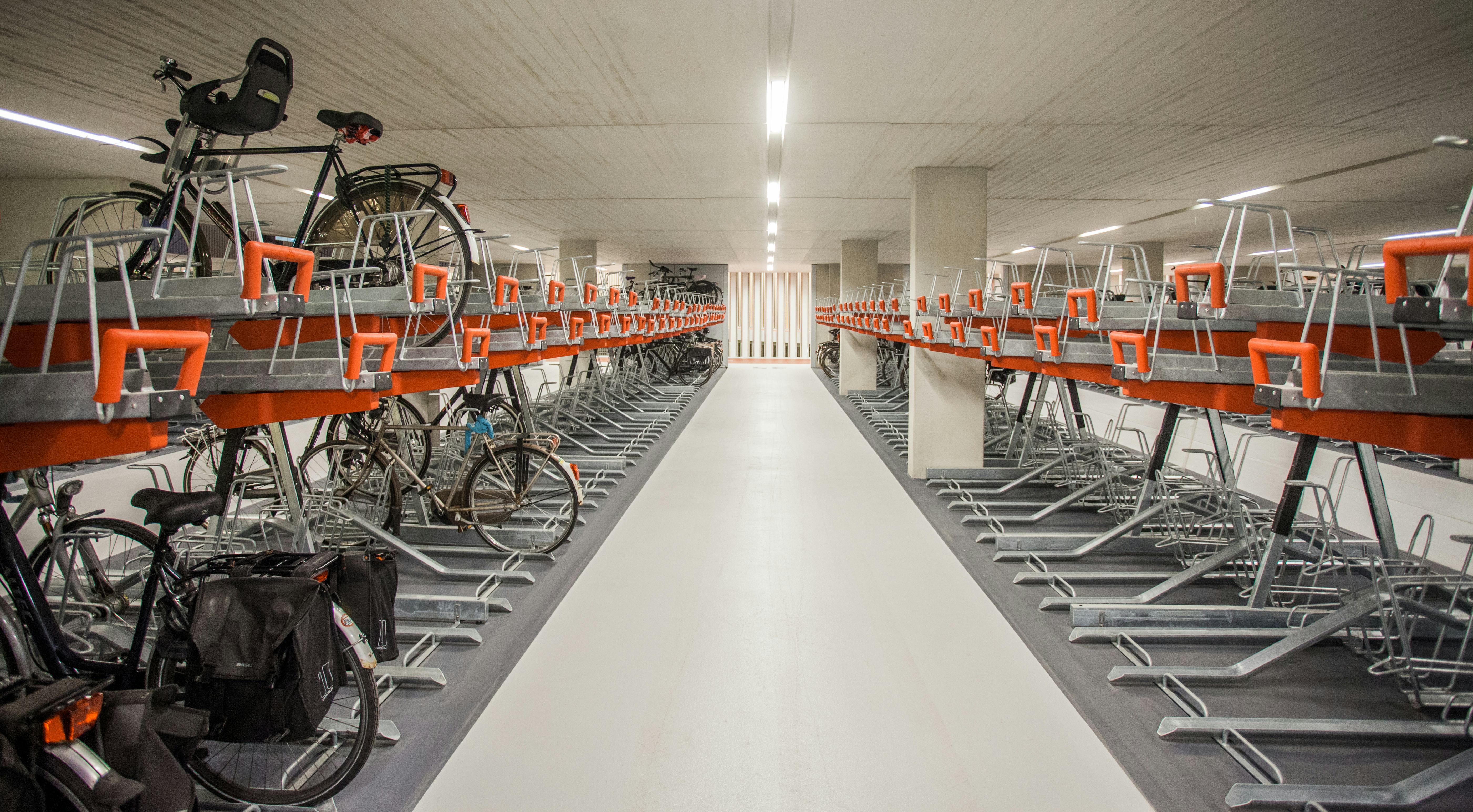 Het interieur van ondergrondse fietsenstalling aan de Jaarbeurskant van het Centraal Station. (Foto ANP Sem van der Wal)
