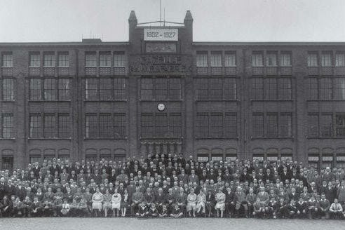 Negentig jaar (1927) geleden werd deze foto gemaakt met het personeelsbestand van toen. Foto Gazelle