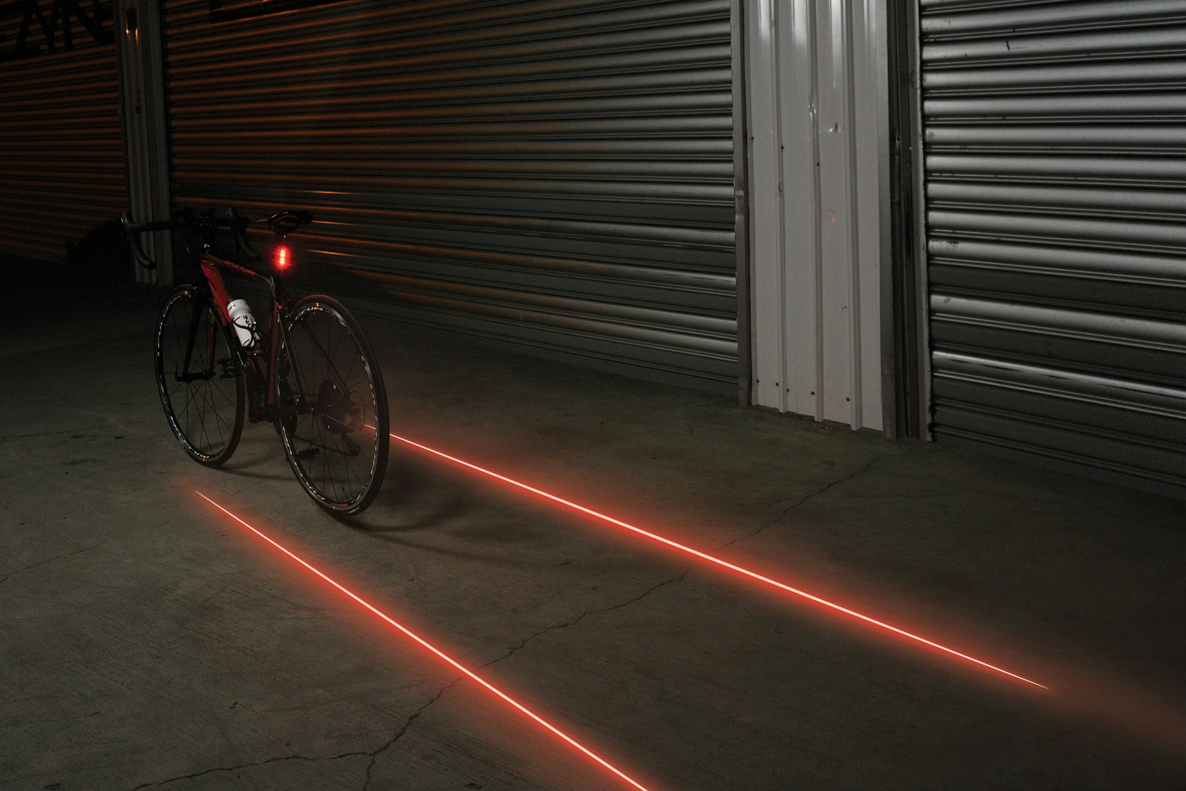 Het ontwerp van de Lezyne Laser Drive zorgt ervoor dat de fietser ook van de zijkant goed zichtbaar is. Foto Oneway Distribution
