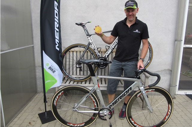 Rik Verhoye van Fietsen Rik met de gouden munt. Foto Merida Benelux