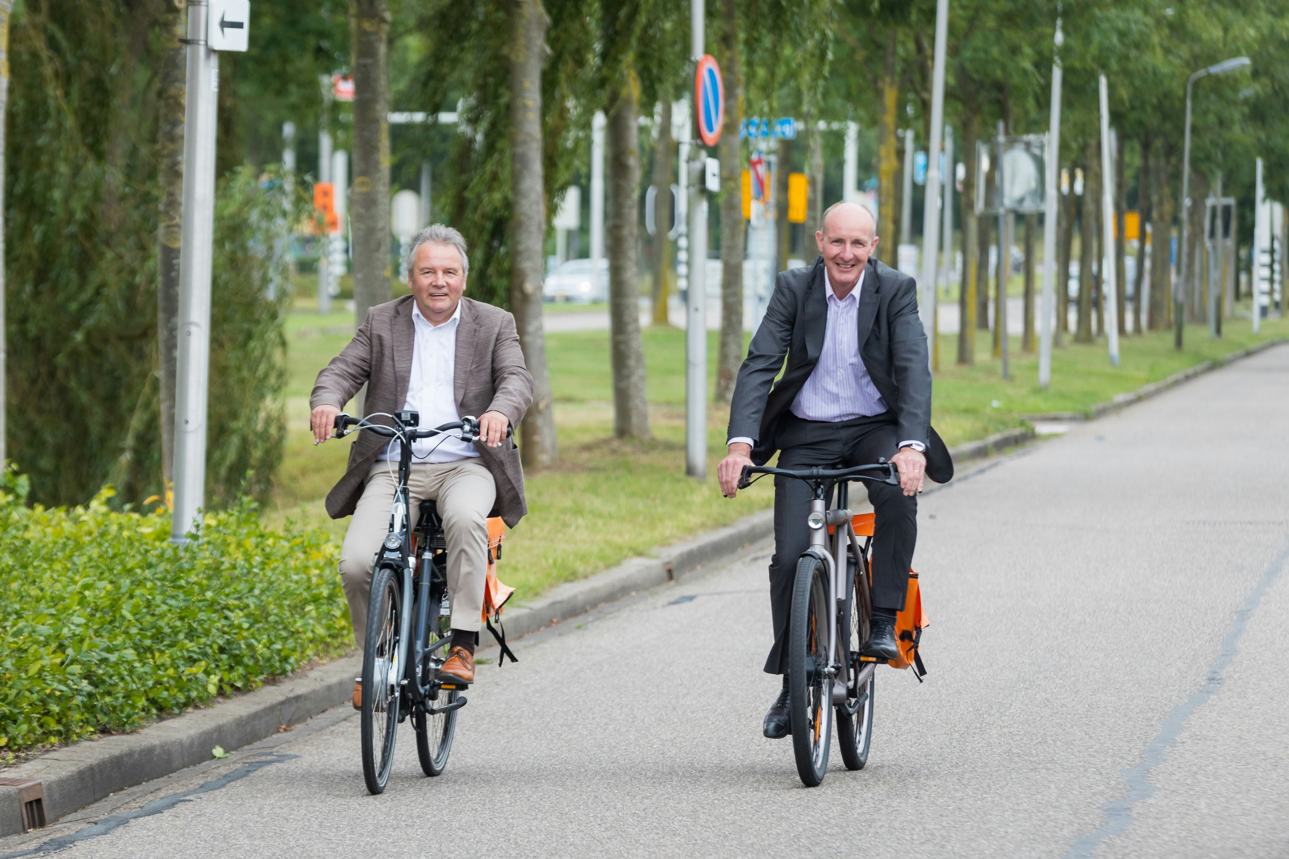Op de foto links Willy Smeets, algemeen directeur SOMT University en rechts wethouder economie Willem-Jan Stegeman. Foto Michiel Ton