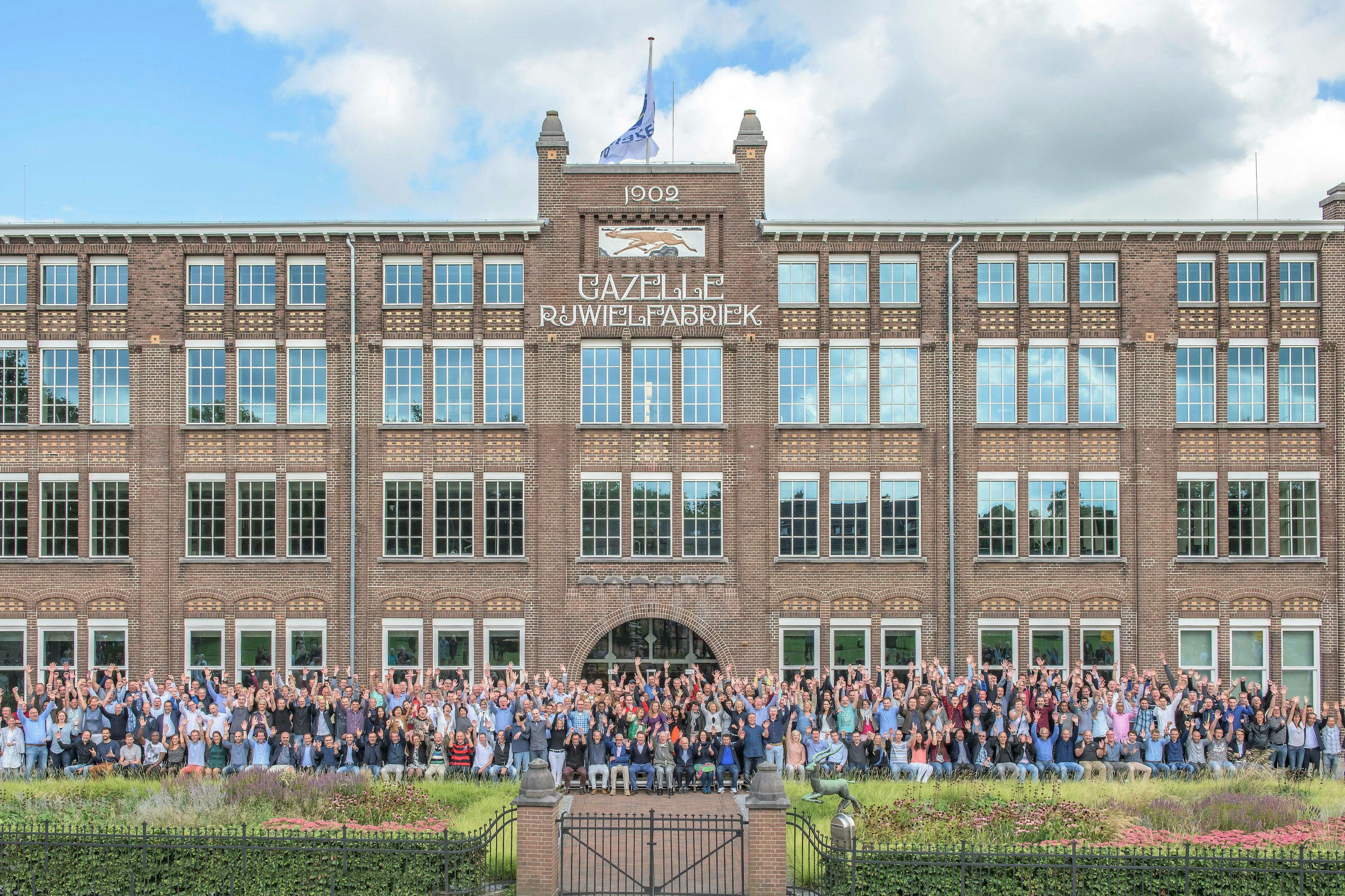 Na het fotomoment vierde Gazelle het 125-jarig jubileum met medewerkers en hun gezinnen.  Foto Gazelle