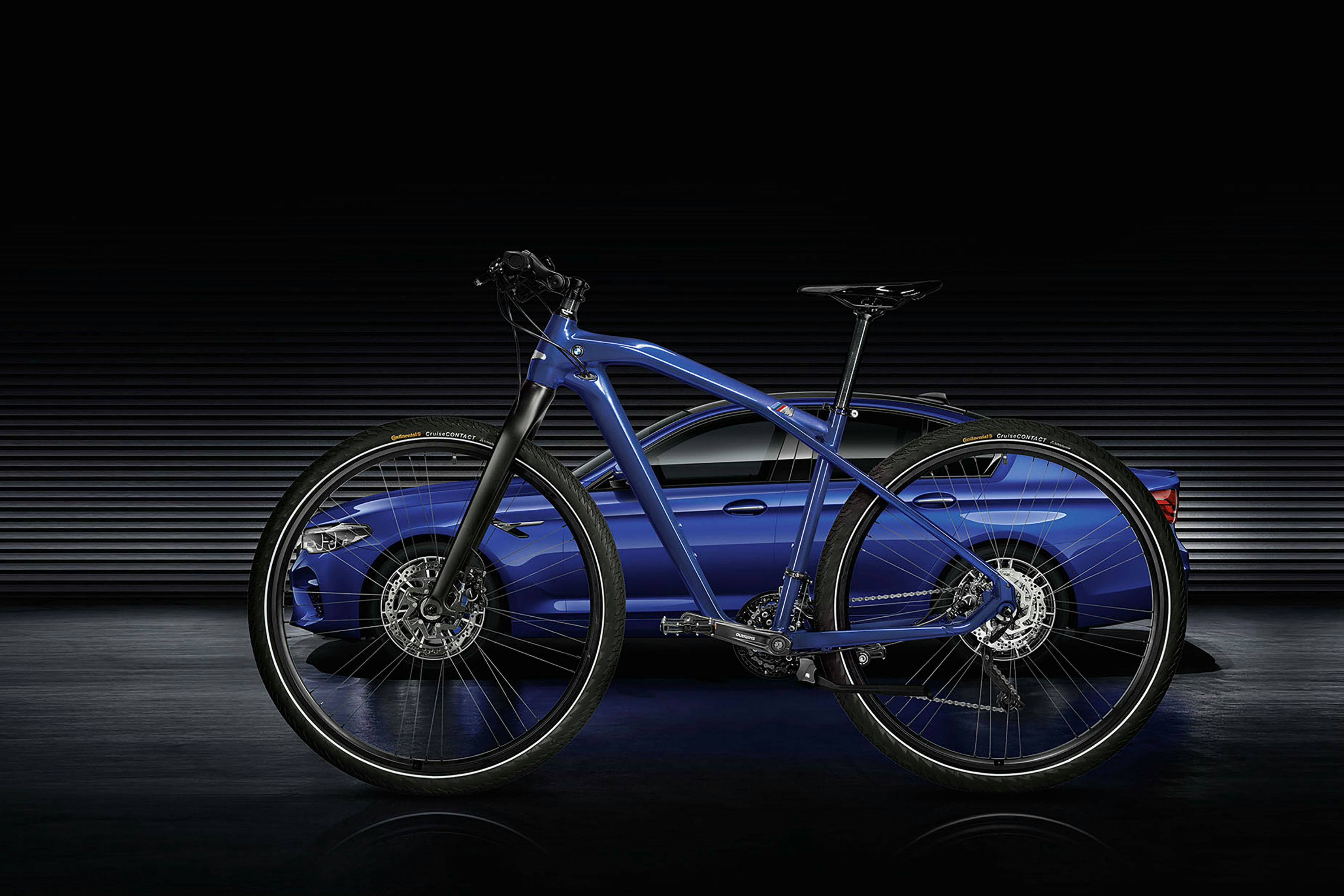 Automotive oplossingen op 2 wielen: M Bike Carbon Editie in bijpassende kleur bij je BMW. Met veel carbon en andere zeer lichte oplossingen. Foto's RvG