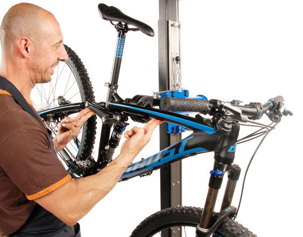 Het liftmechanisme van de Bici reparatiestandaard werkt met een ingebouwde veer.