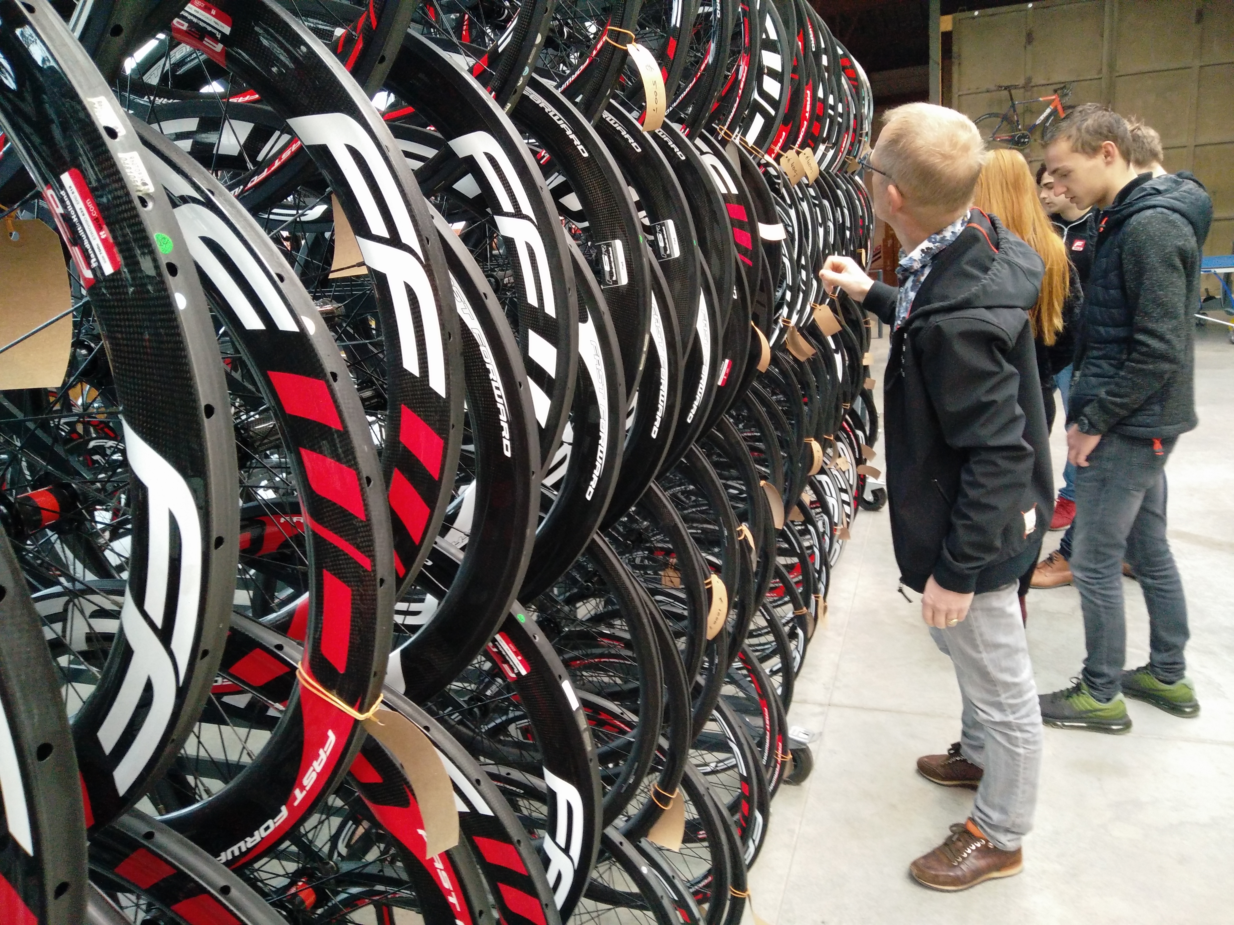 FFWD dealers kwamen langs in Zwolle om de productie eens te zien en met scherpe aanbiedingen op speciale wielsets, restvoorraad kleding, en losse onderdelen weer naar huis te gaan. Foto redactie Tweewieler