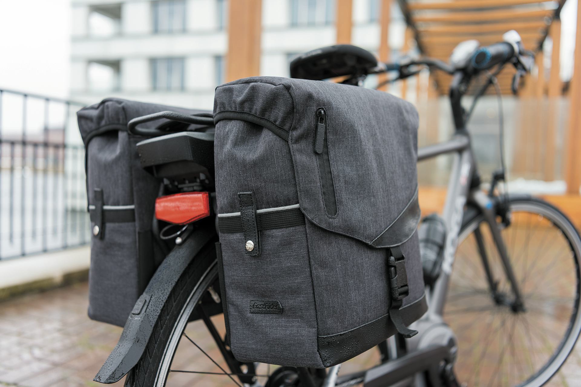 De dubbele Fastrider fietstas is ook geschikt voor e-bikes met accu onder de bagagedrager.