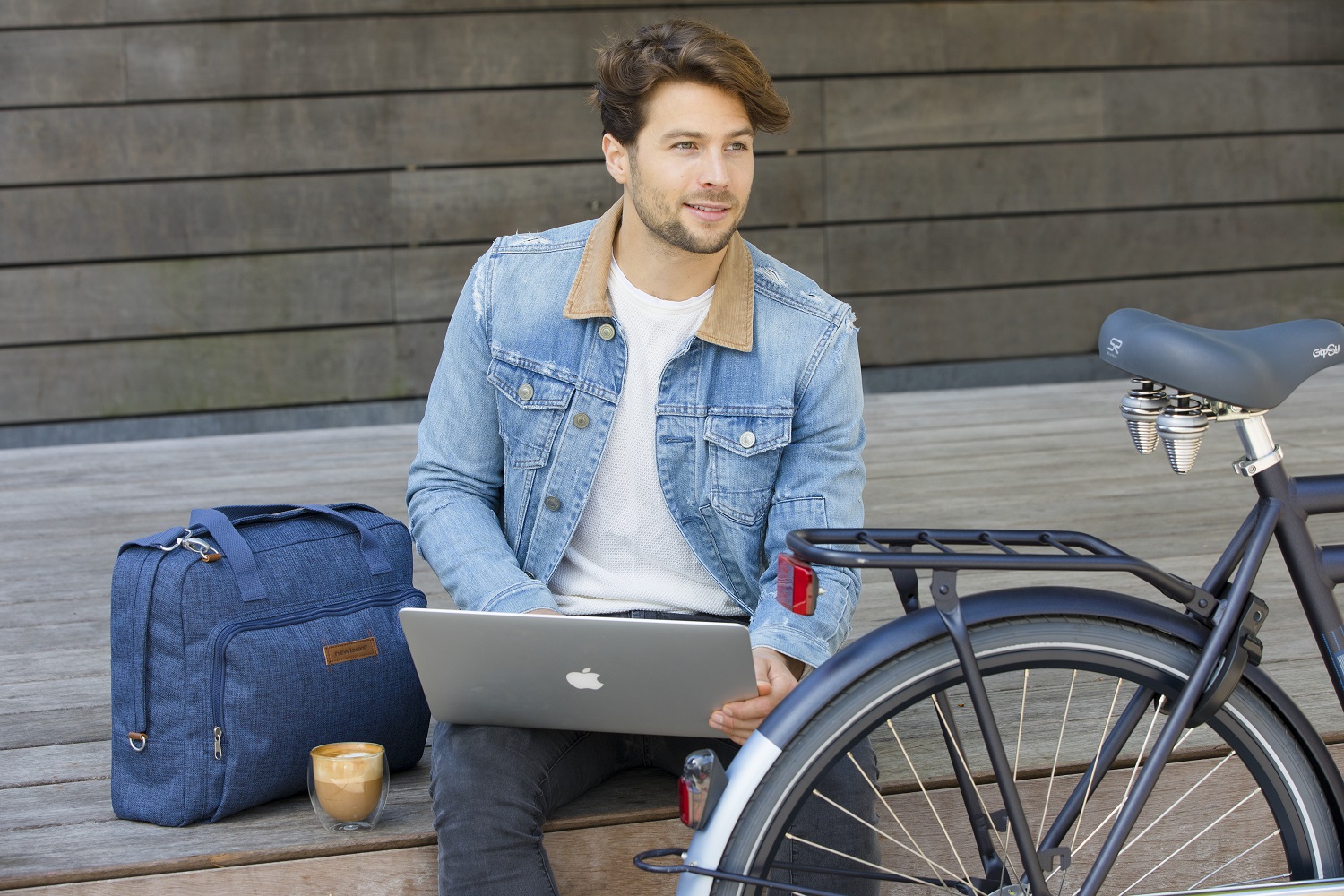 De New Looxs Postino laptoptas is gemaakt van waterafstotend katoen.