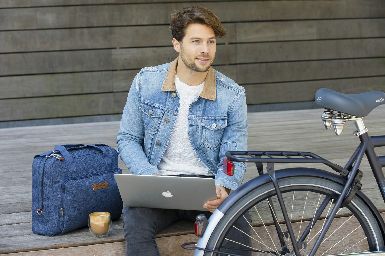 De New Looxs Postino laptoptas is gemaakt van waterafstotend katoen.