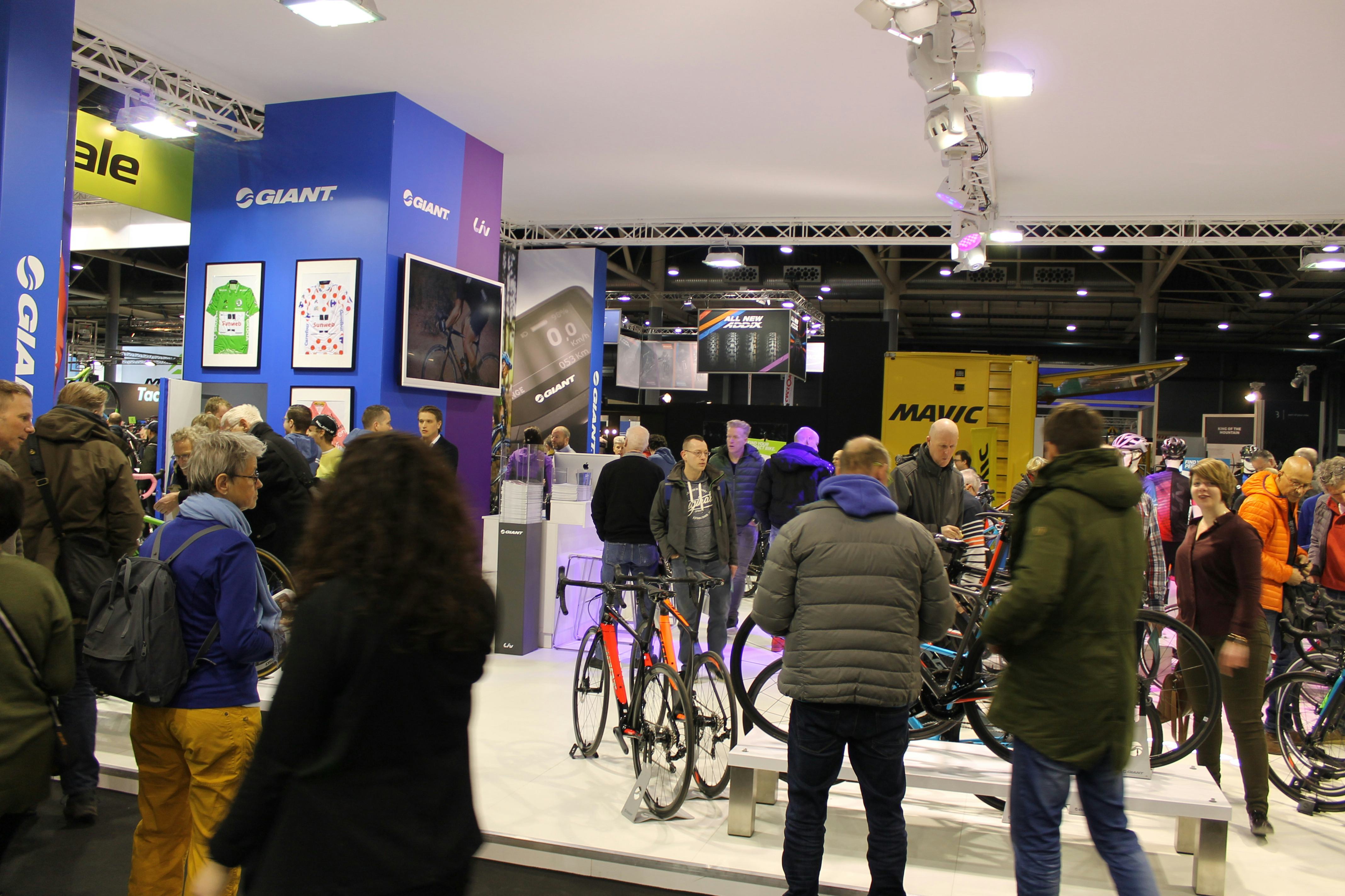 Drukte op de stands vanaf de opening op vrijdagmiddag. Foto Tweewieler