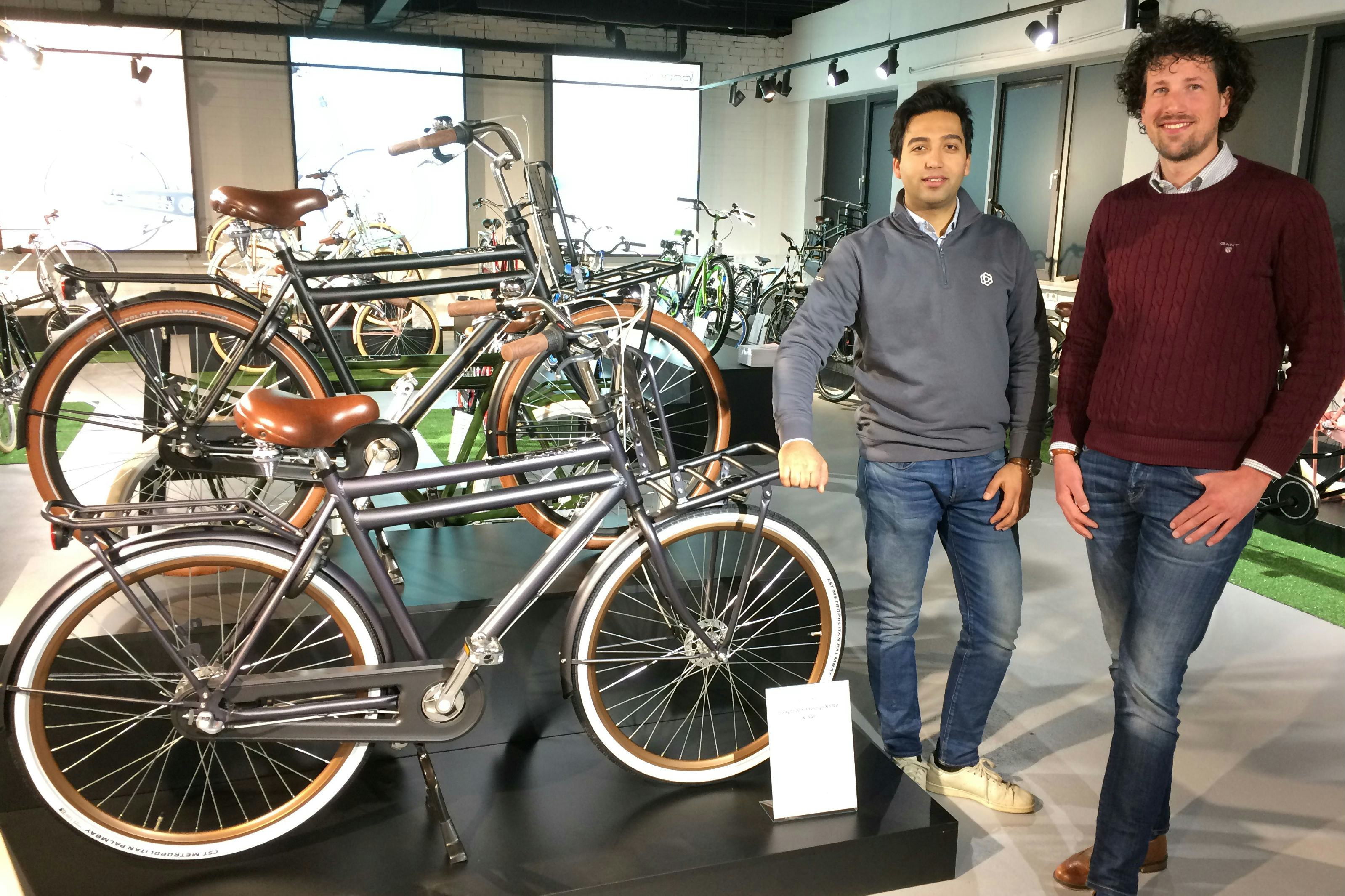Aryan Popal (links) en Bo van der Ven in de showroom. Foto Tweewieler