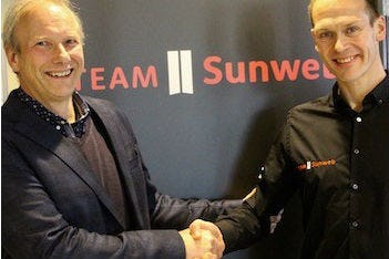 Wilfred Furster (links) met ploegleider Iwan Stekenbrink van Team Sunweb. Foto WilMar