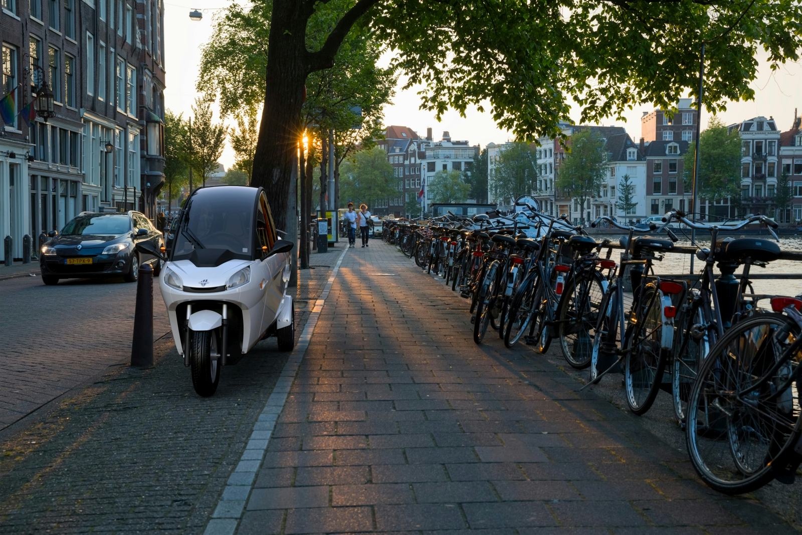 Met een 40% aandeel in het elektrische driewieleige voertuig Carver toont Accell Group zijn innovatieve strategie op het vlak van mobiliteit. Beeld AutoRAI.nl/Carver
