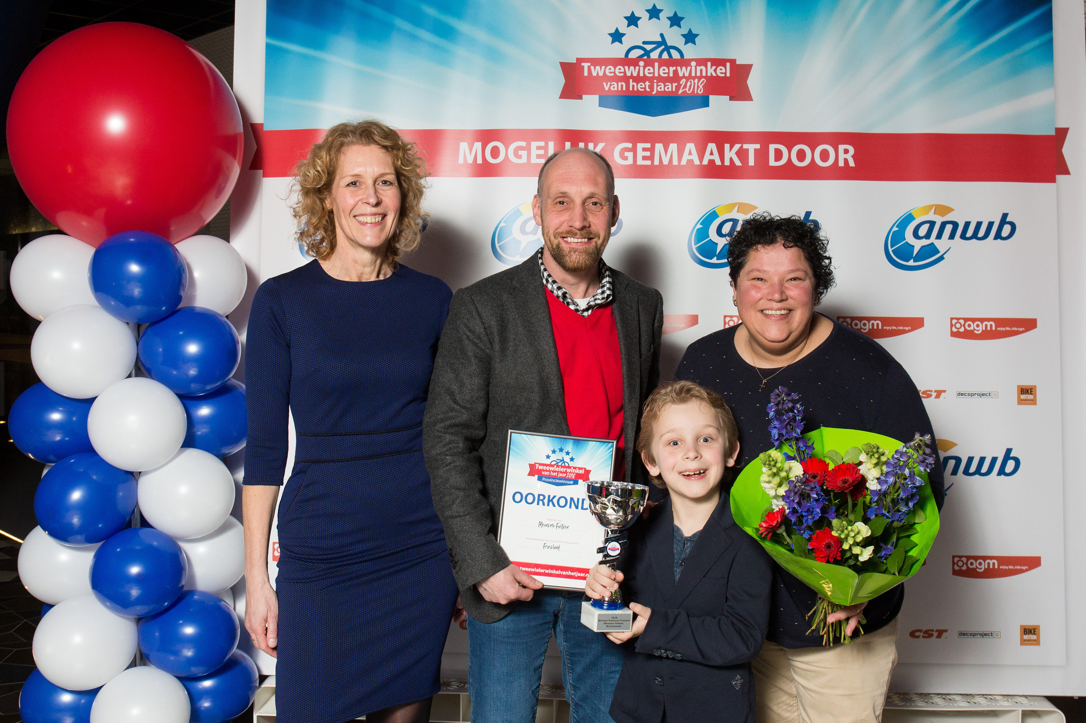 De familie Meinsma met hoofdredacteur Annemarie Visser vorig jaar bij de uitreiking.  Foto Herbert Wiggerman