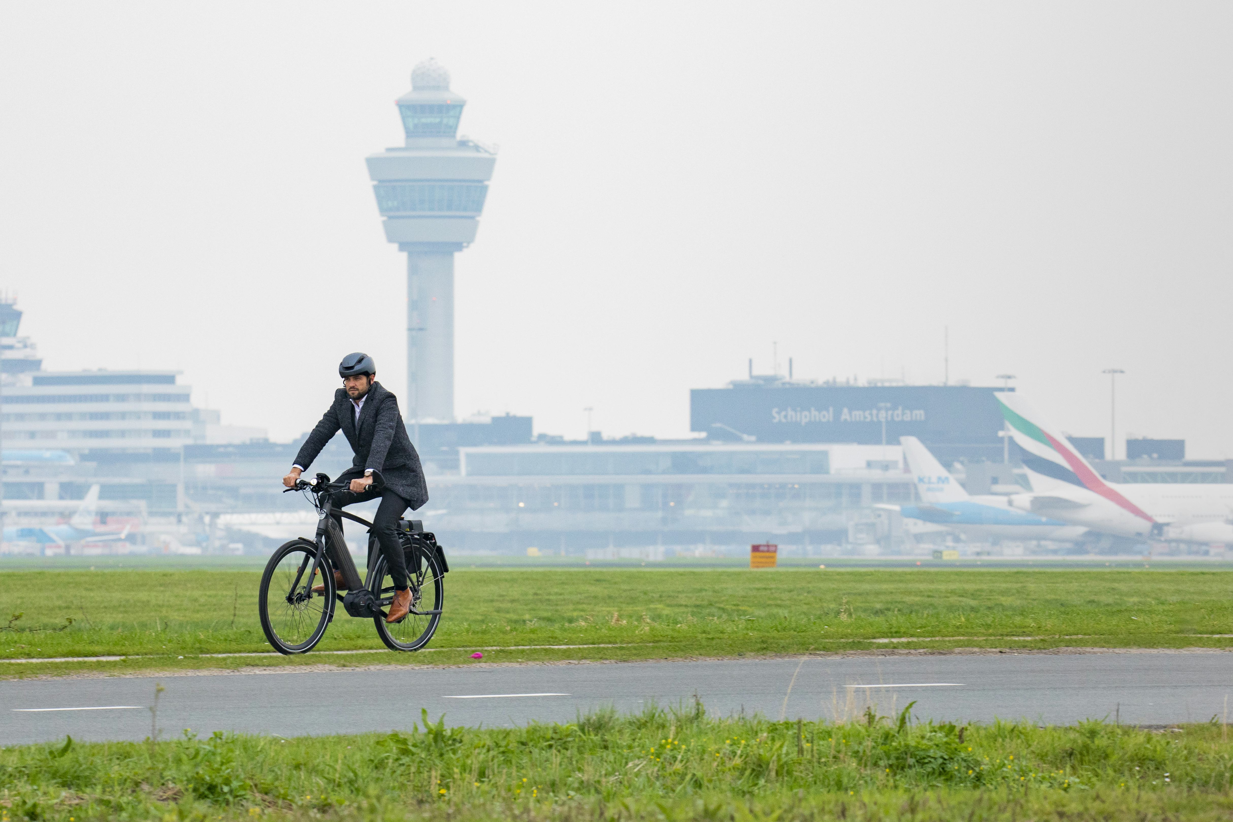Het mobiliteitsconcept ‘Ruim baan voor de speedbike’ mikt op de 60.000 werknemers, en daarnaast reizigers, op en rond Schiphol als potentiële gebruikers van de speed pedelec. Foto Koninklijke Gazelle