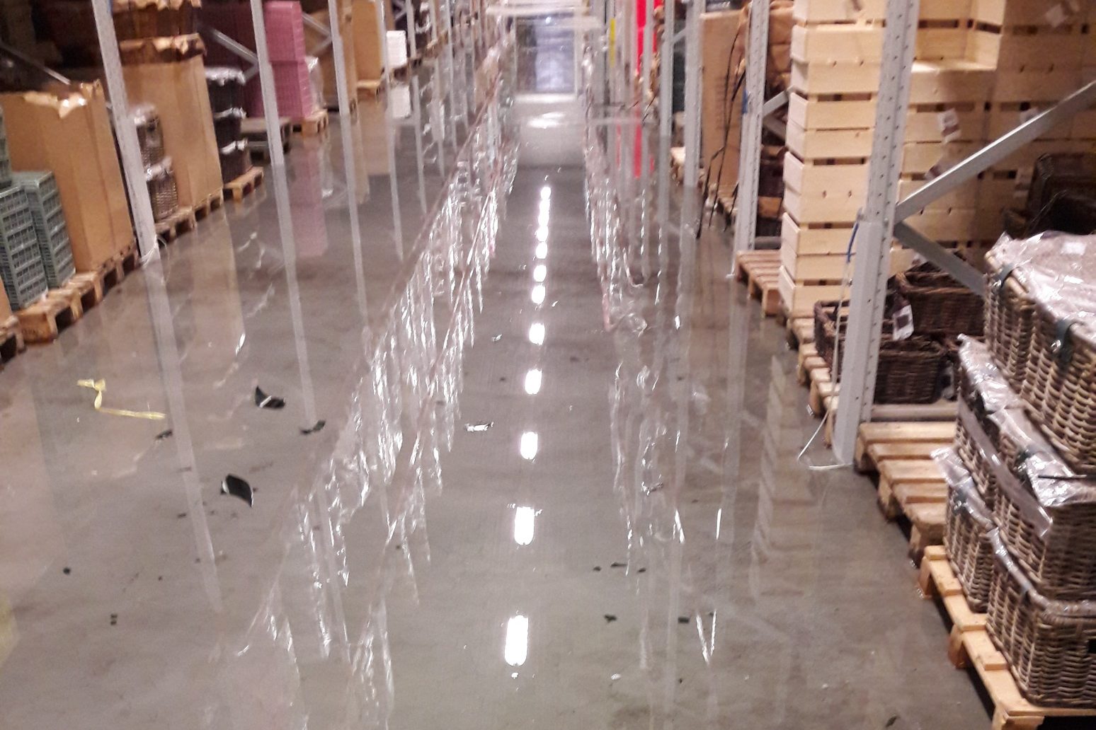 In het Kruitbosch magazijn in Zwolle stond na de zware hoosbuien van 29 mei 20118 een laagje water. Gelukkig zijn alle producten door hard doorwerken gewoon de deur uitgegaan. Foto Kruitbosch