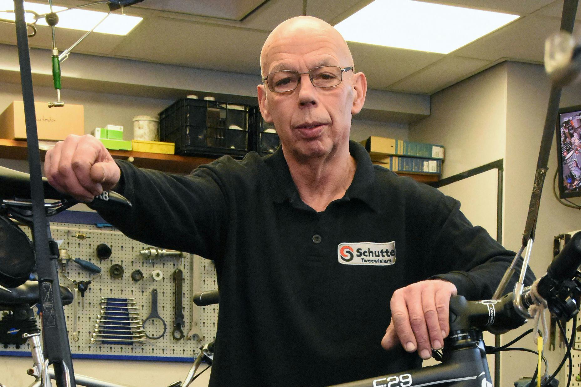 Jan Kolk van Schutte Tweewielers in Zwolle gaat in juli met pensioen. Foto Ruud Dilling