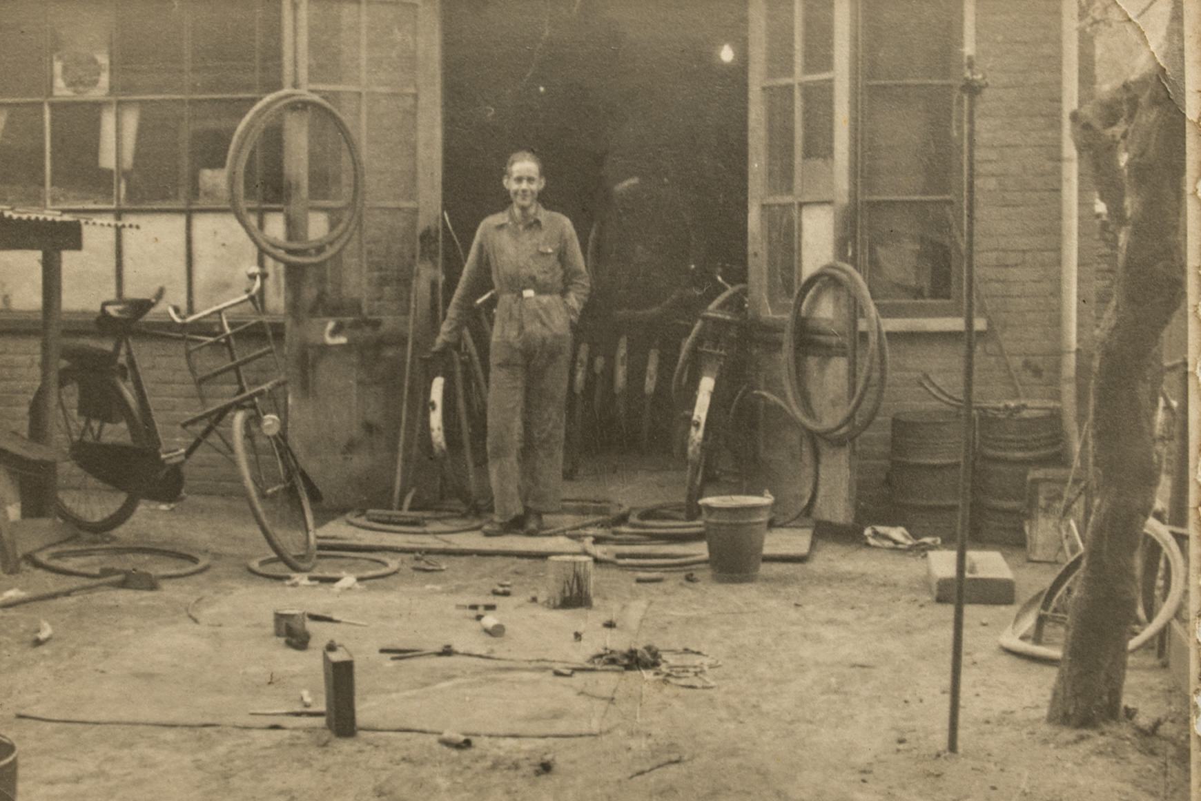 Dick Mantel bij zijn winkel in 1938. Foto Mantel