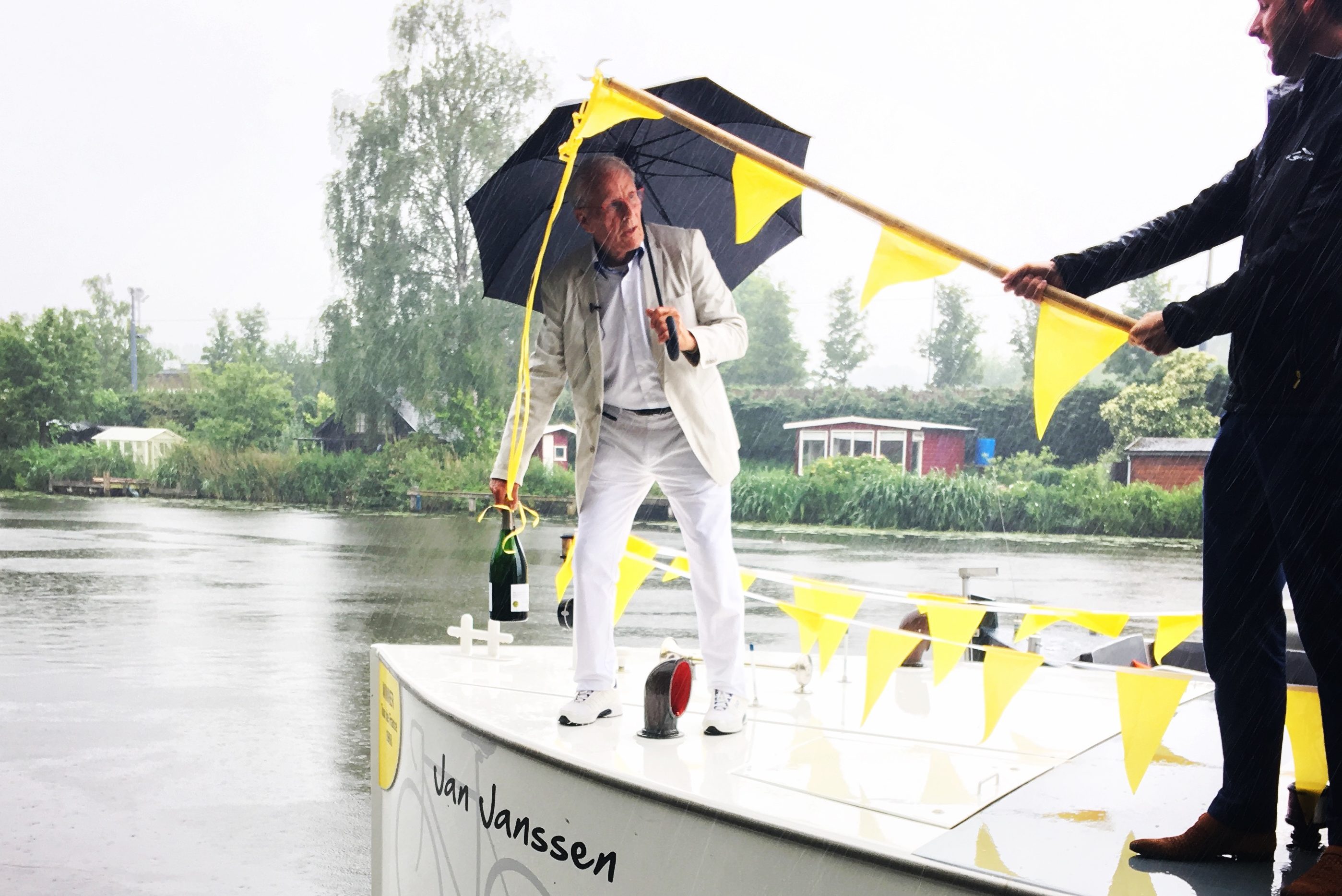 Jan Janssen doopt zijn eigen rondvaartboot. 