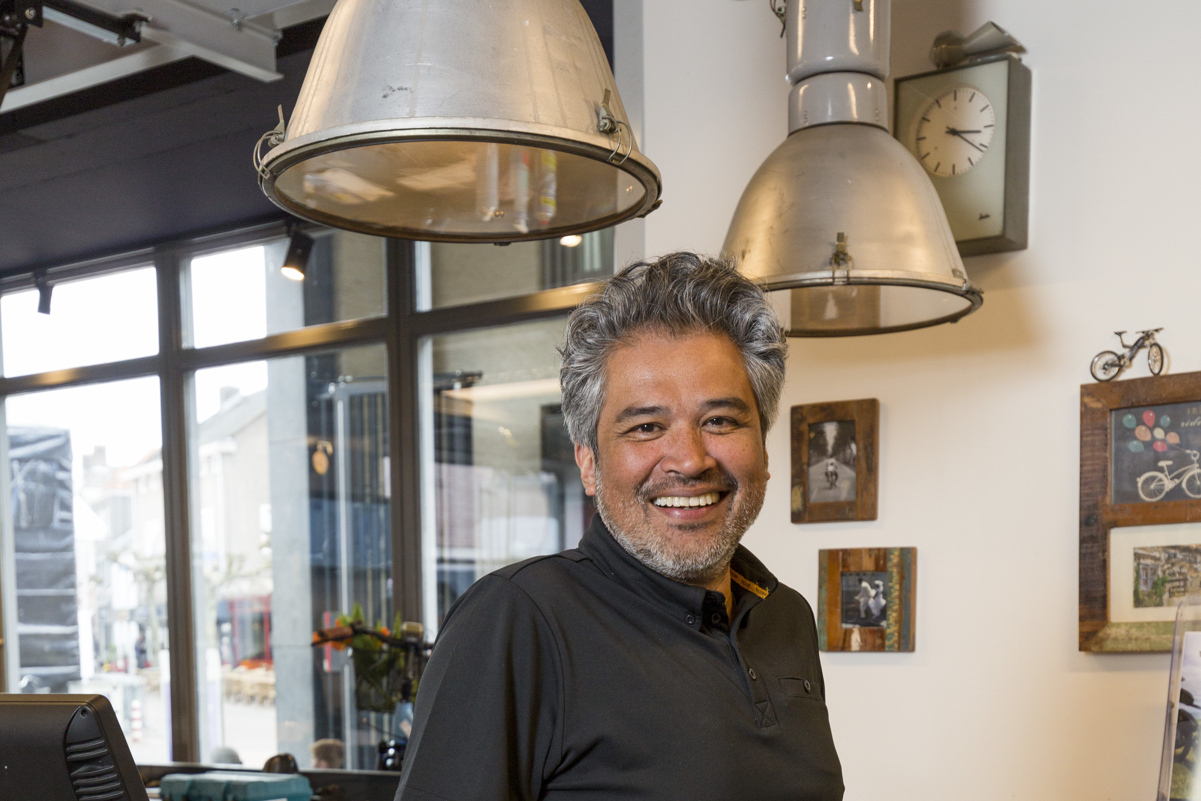 Evert Lans: “In een tweewielerwerkplaats ben je ook bezig met een stuk after sales. Dit is een onmisbaar stuk communicatie bij fietsen en leidt vaak tot meerverkoop.” Foto Studio 38c, Remco Lassche bij Elan Bike Support Boxtel