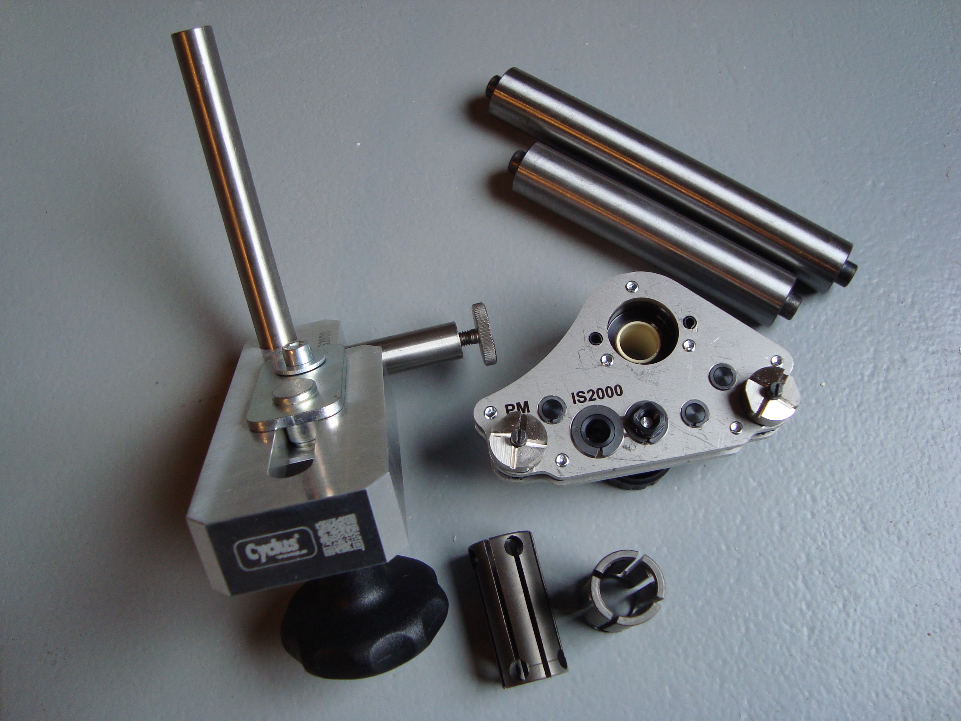 De Cyclus schijfremnokkenvlak frees is geschikt voor postmount en IS2000. 

Standaard komt deze frees met een bevestiging voor 100mm/135mm QR. De 12mm of 15mm steek as adapterbussen op de voorgrond kunnen apart worden besteld. 