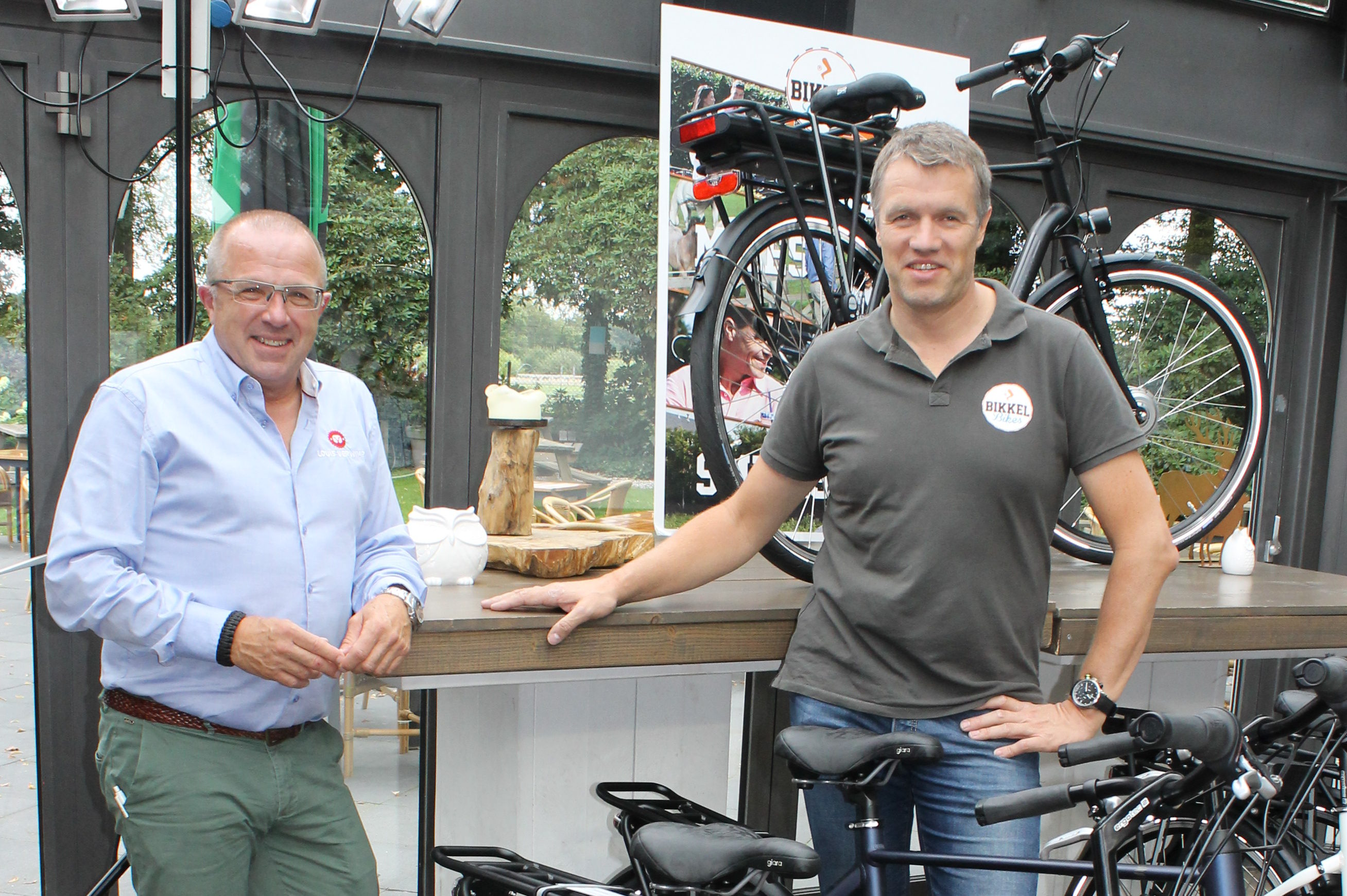Jacob van der Veer en Henk Ruijten bij de Bikkel iBee Magma. Foto Tweewieler
