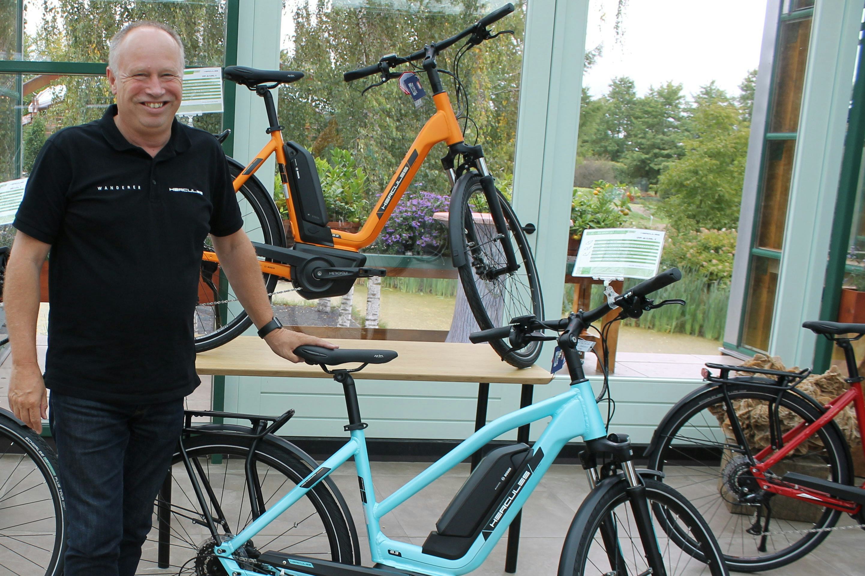 Joep Stumpe bij een aantal kleurrijke modellen uit de collectie. Foto Tweewieler