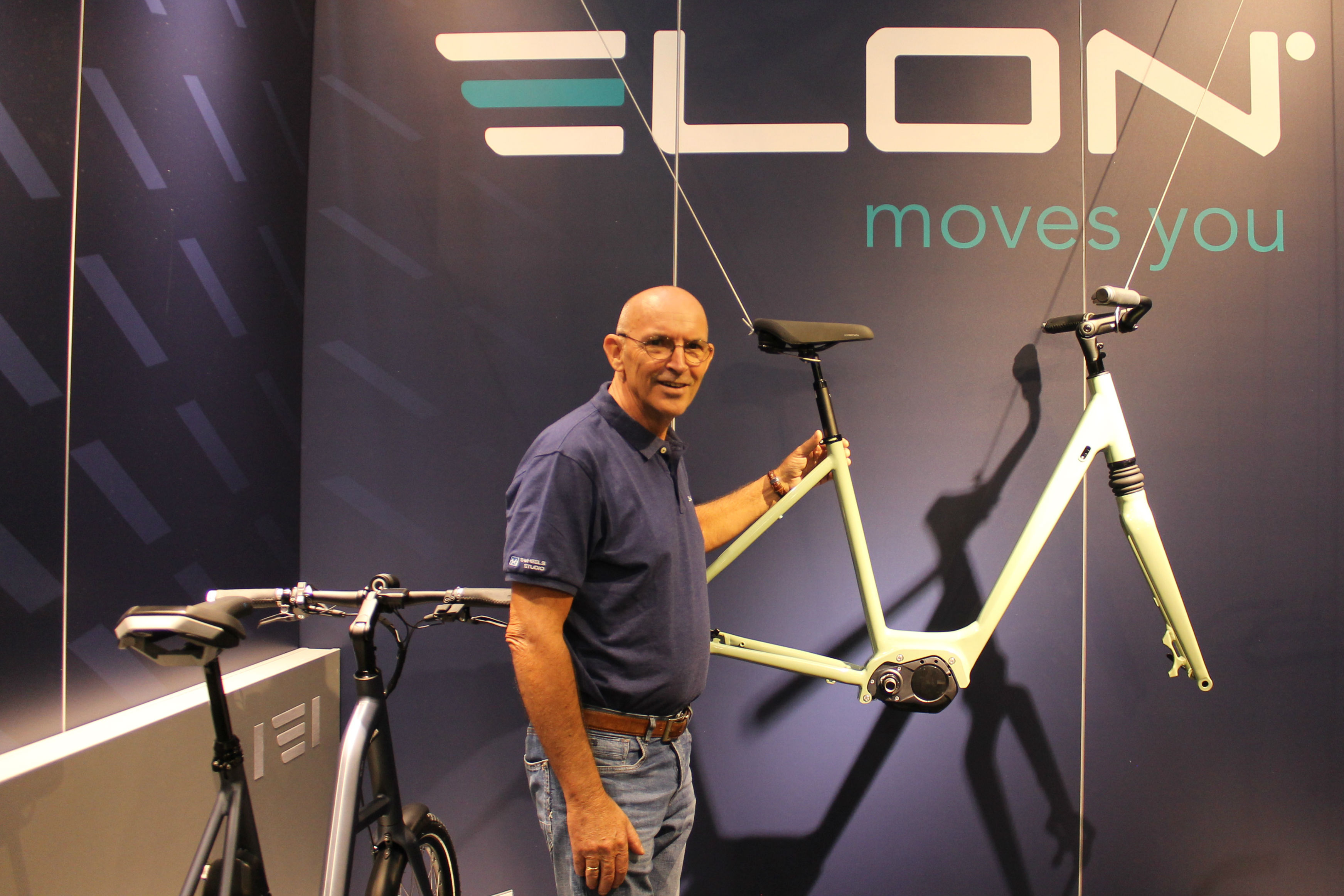 Jan de Jong introduceerde op de Vélovak het nieuwe e-bike merk Elon. Foto Tweewieler 