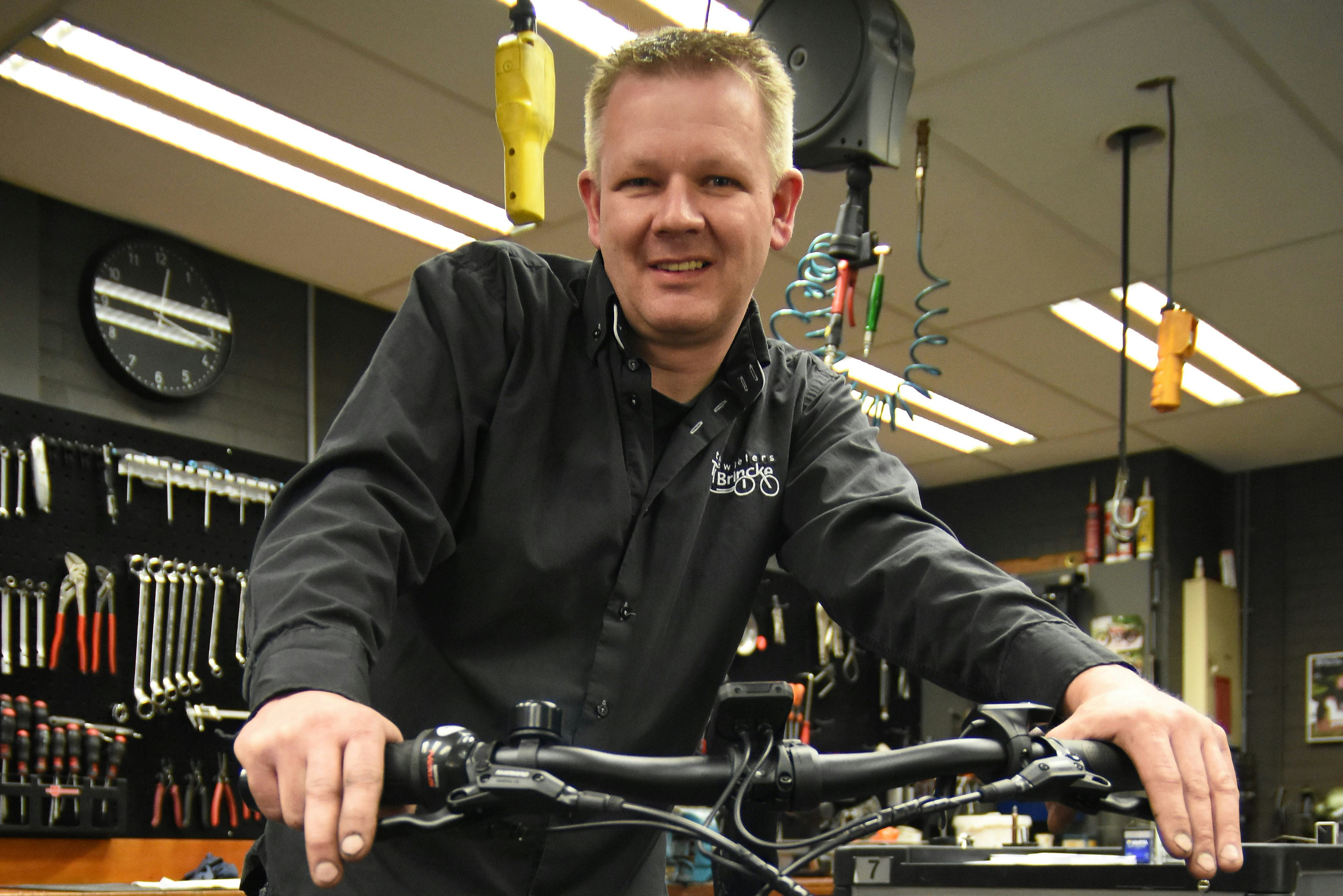 Herbert Temmink is werkzaam bij Tweewielers Bennie ten Brincke in Boekelo. Foto Ruud Dilling