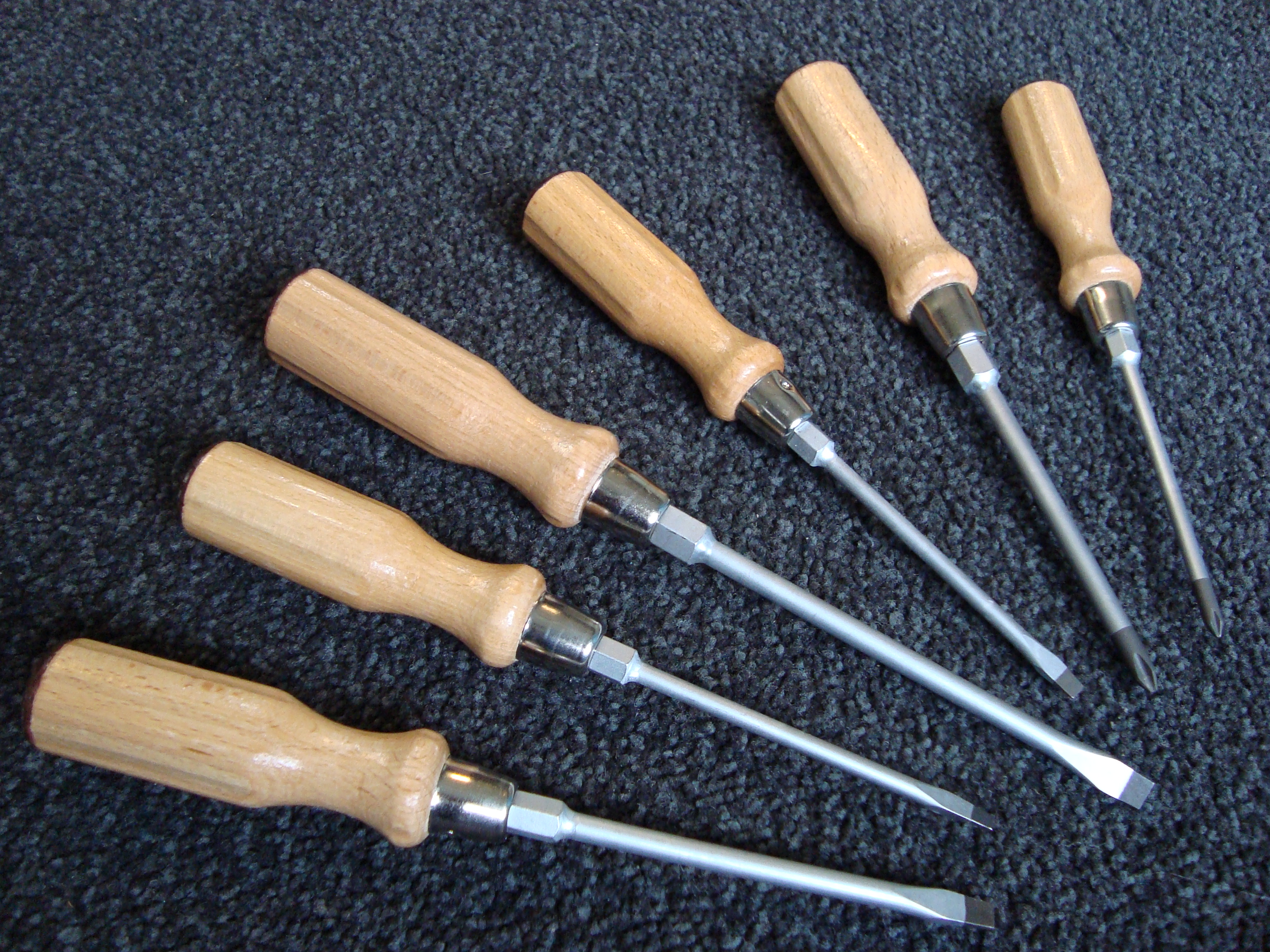 De Wera schroevendraaiers ogen door het houten handvat klassiek, maar het stalen gedeelte heeft dezelfde kenmerken als een moderne kwaliteit schroevendraaier. 