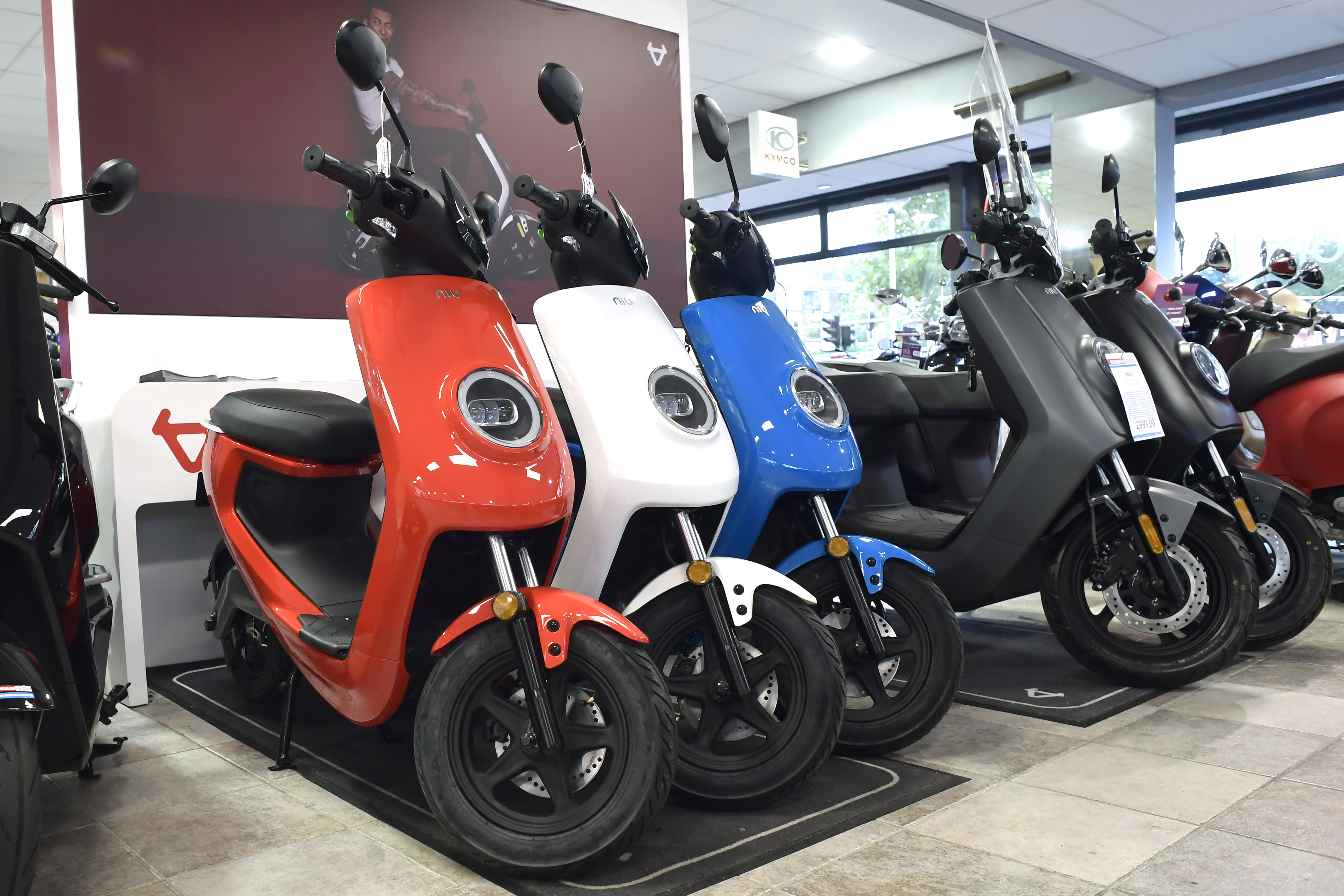 Opstelling Niu elektrische scooters bij Huisman in Leiden. Foto Fotoburo Dijkstra