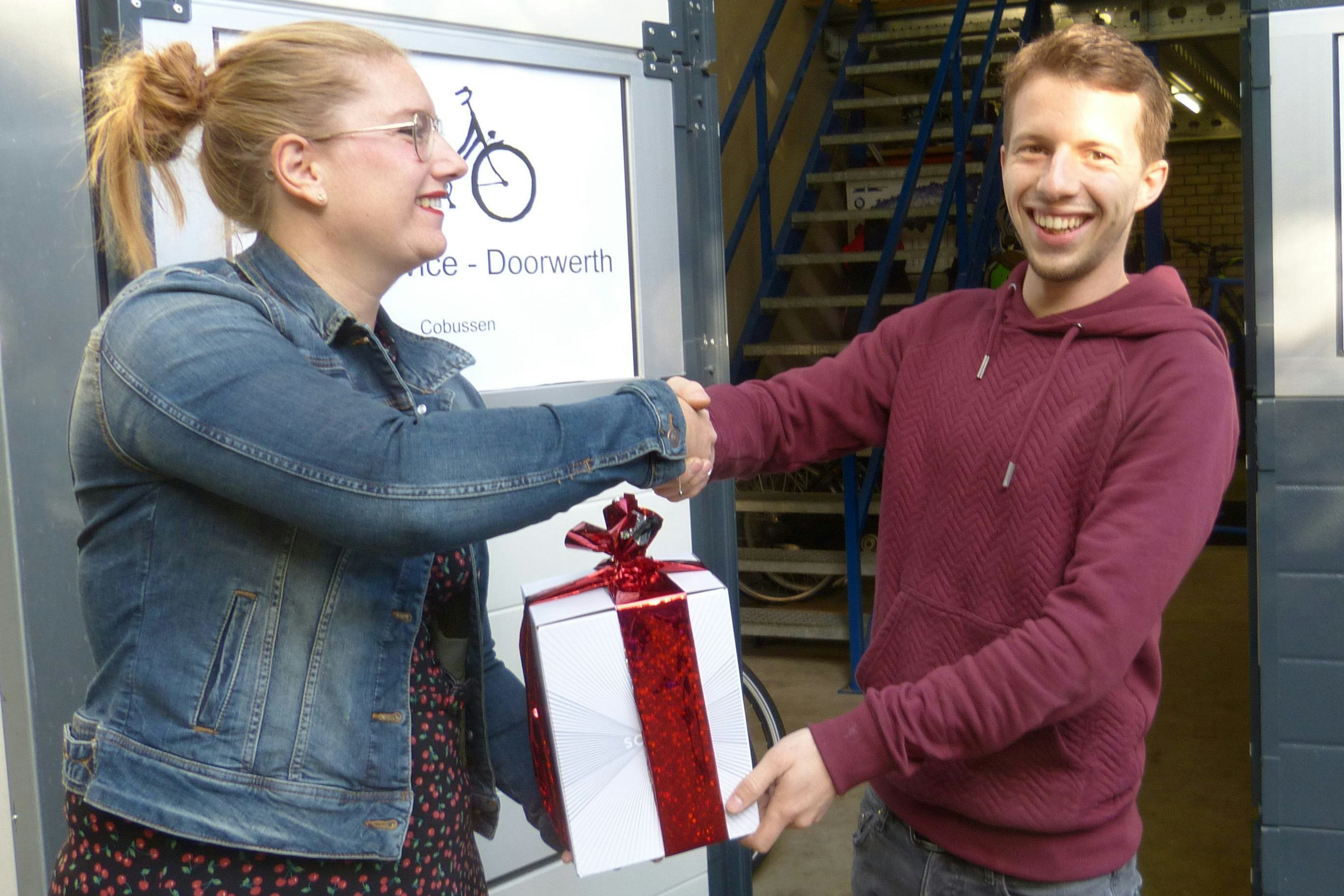 Tweewieler marketeer Jildau Schröer overhandigt de Sonos Play 1 aan Rick Cobussen van Fiets Service Doorwerth. Foto Tweewieler