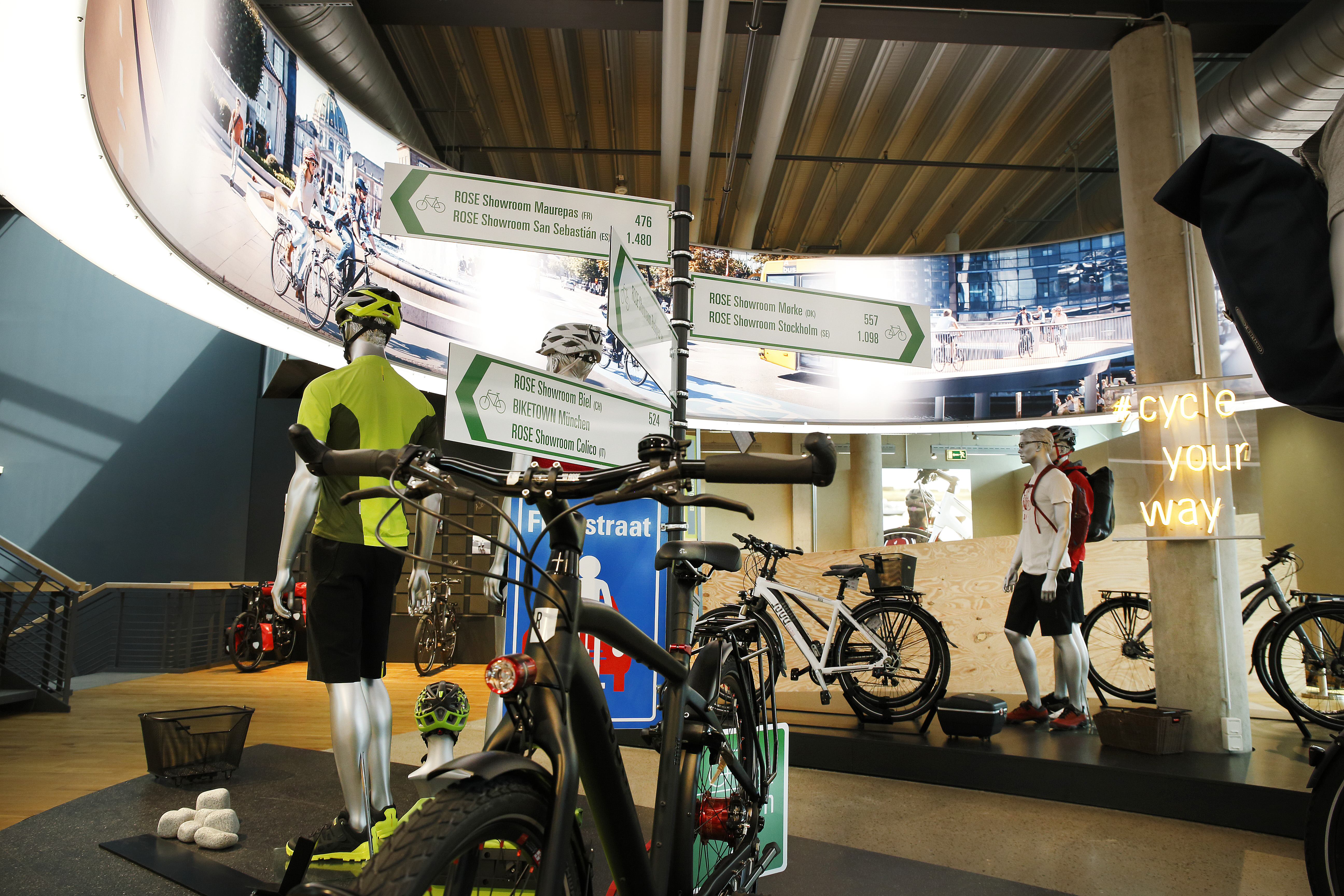 Rose heeft ook een enorm aanbod city- en trekkingbikes en natuurlijk elektrische fietsen… van het eigen merk Rose. 