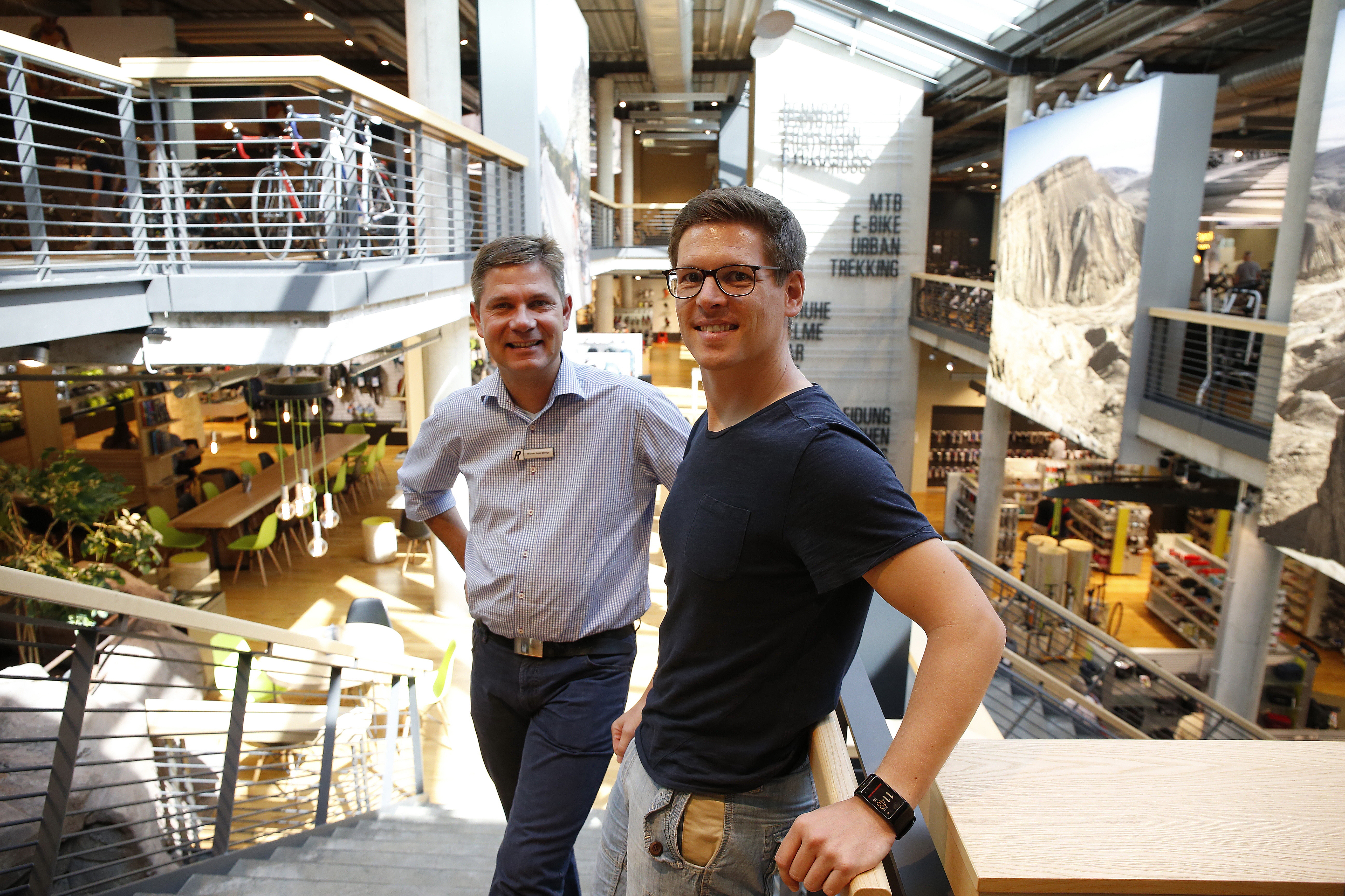 Storemanager Werner Groβ-Weege (l) en verantwoordelijke op het gebied van internationale handel Thomas Hetzert: “Onze winkel en webshop sluiten naadloos op elkaar aan; qua beleving, producten én prijzen.” 