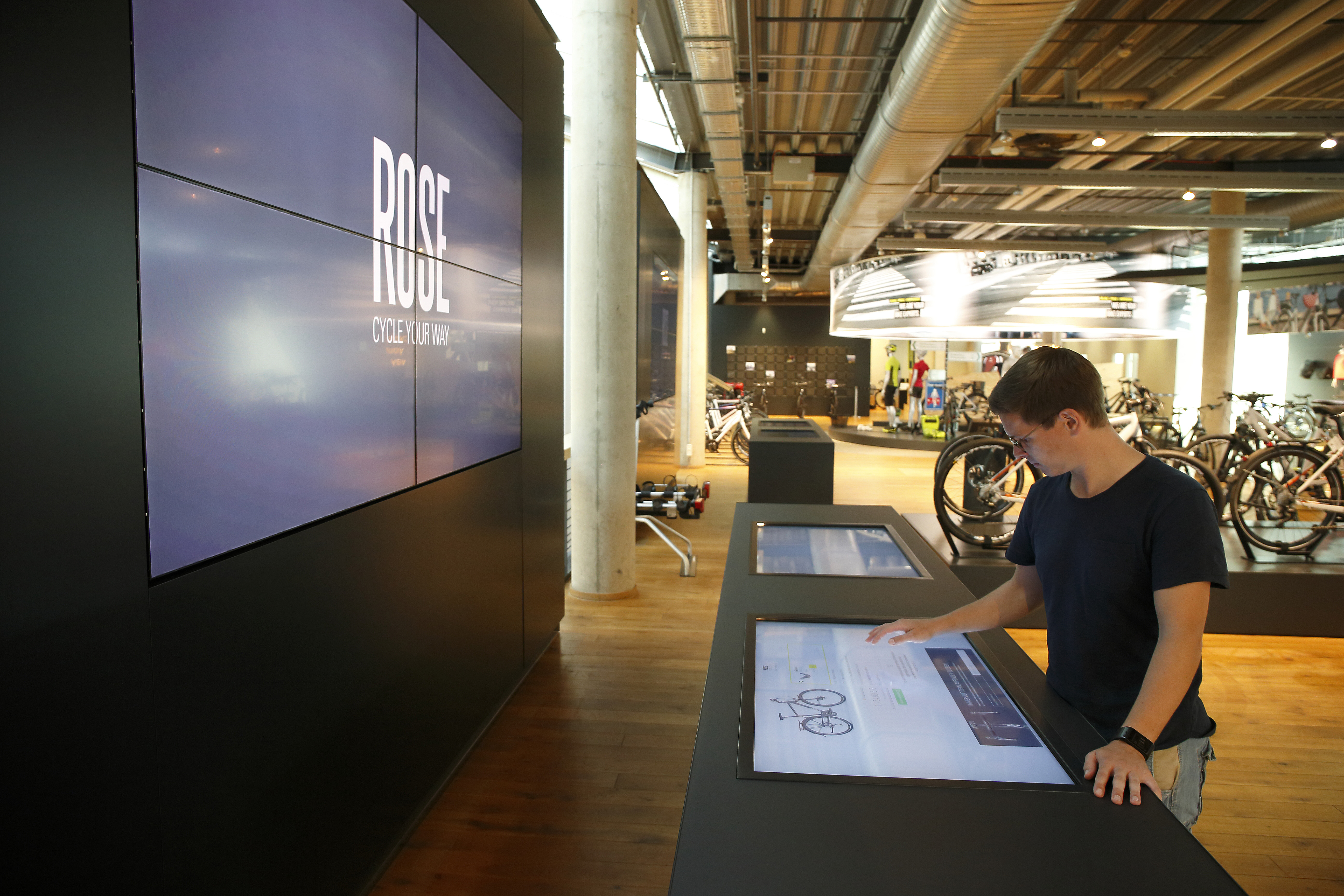 Met de grote touchscreen-schermen in de winkel kan de klant de fiets van zijn dromen samenstellen, maar ook een thuis gemaakt configuratie ophalen en samen met de verkoper doorlopen. Elke aangebrachte wijziging wordt direct weergegeven in de afbeelding van de fiets en de prijs. 
