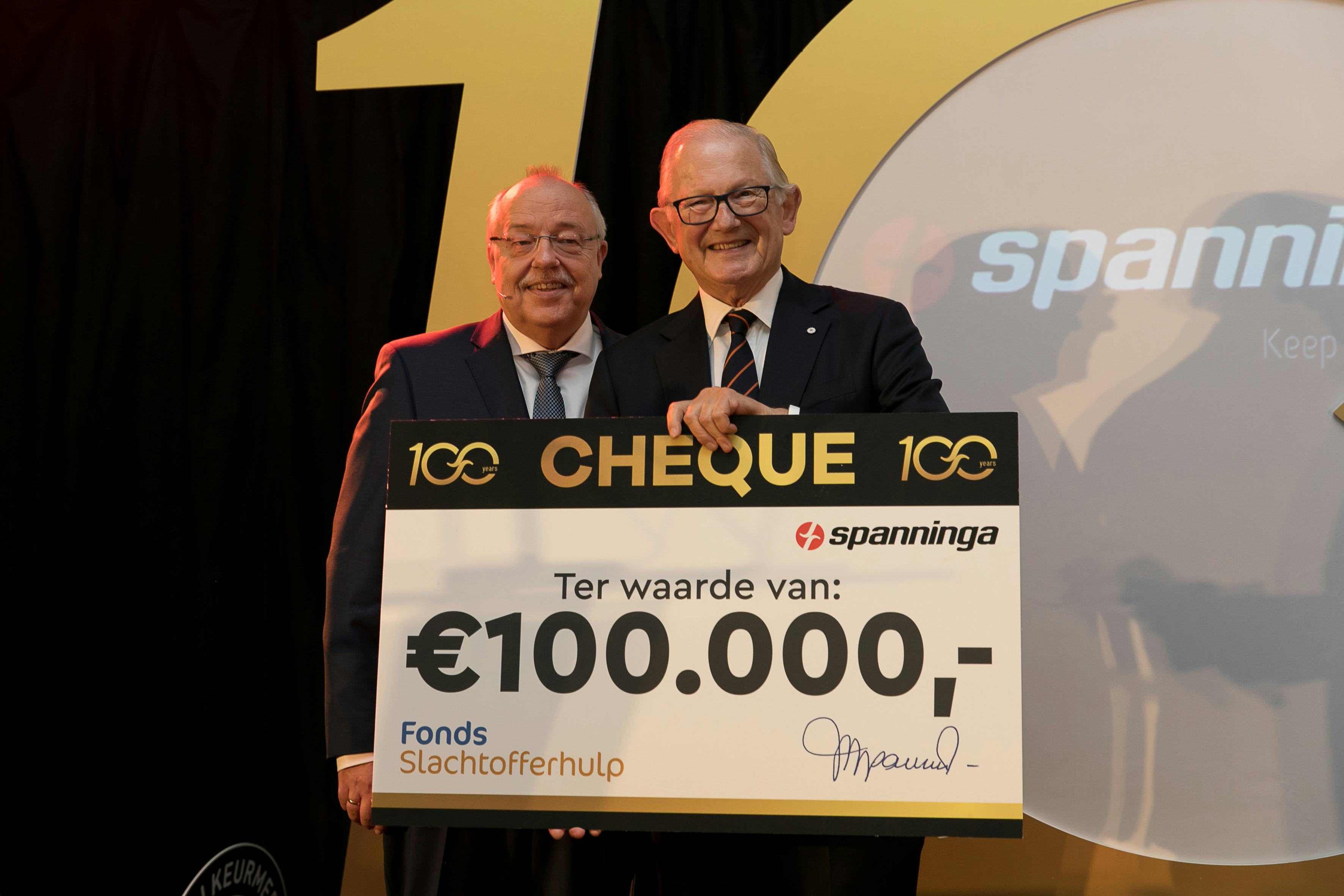 Feike Spanninga overhandigt Pieter van Vollenhoven de cheque. Foto Spanninga