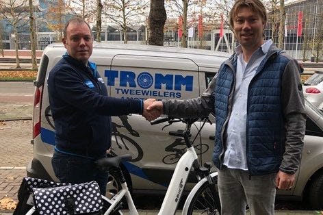 Rob Laarman, rechts op de foto, overhandigt Tromm de 1.000e e-bike. Foto Ebike das Original