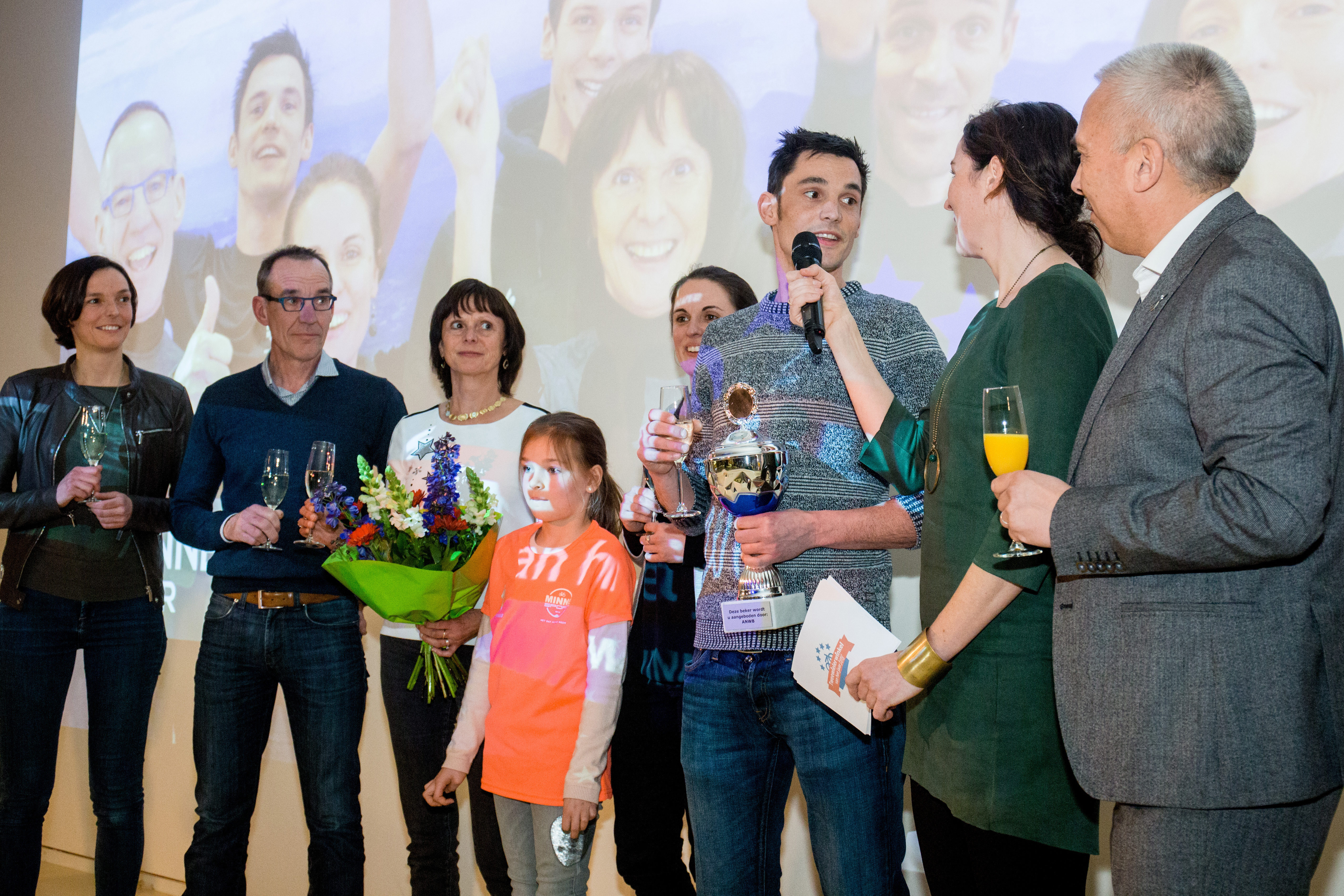 De winnaar van de Tweewielerwinkel van het Jaar 2018, Minne Sport, vorig jaar op het podium met rechts juryvoorzitter Ferry Smith. Foto Tweewieler