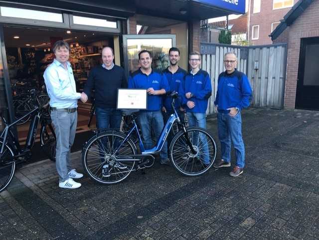 Rob Laarman (l) overhandigt de oorkonde aan Pieter de Geus.